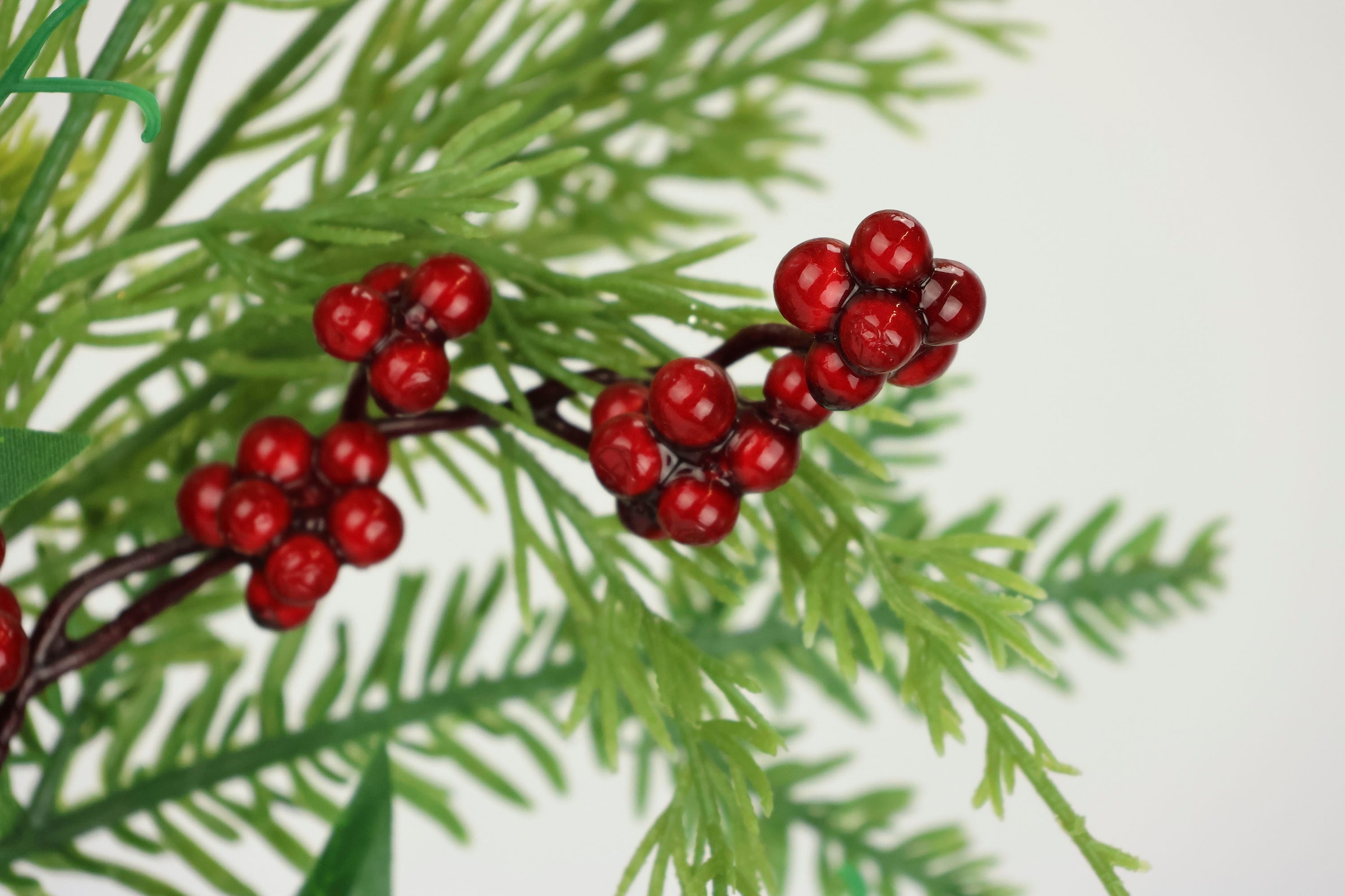 I.GE.A. Kunstzweig »Weihnachtszweig Tanne/Beeren/Efeu/Thuja«, 2er Set Künstlicher Zweig Blume Weihnachtsdeko Dekozweig Dekoration