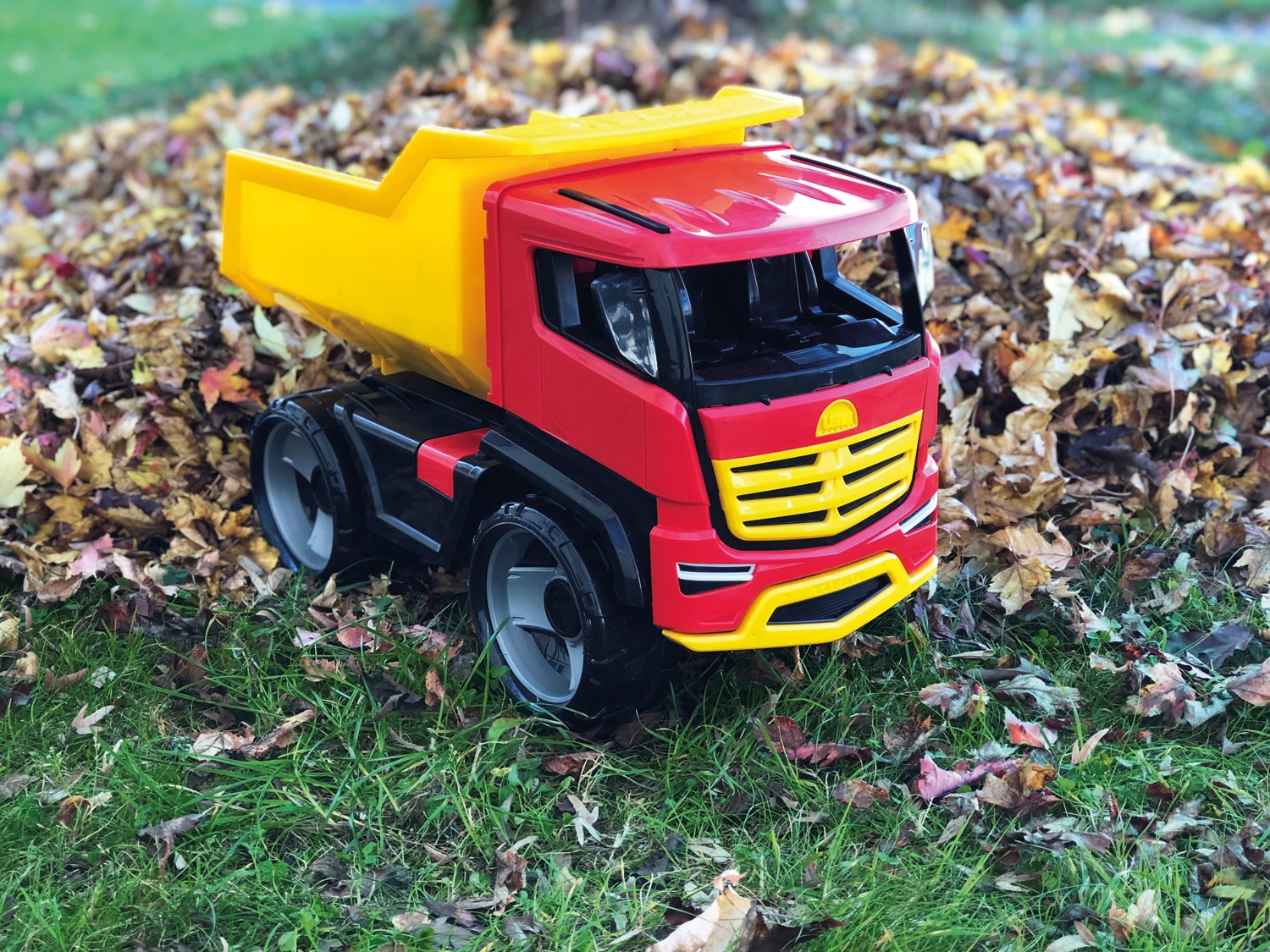 Lena® Spielzeug-LKW »Giga Trucks, Muldenkipper Titan«, Made in Europe