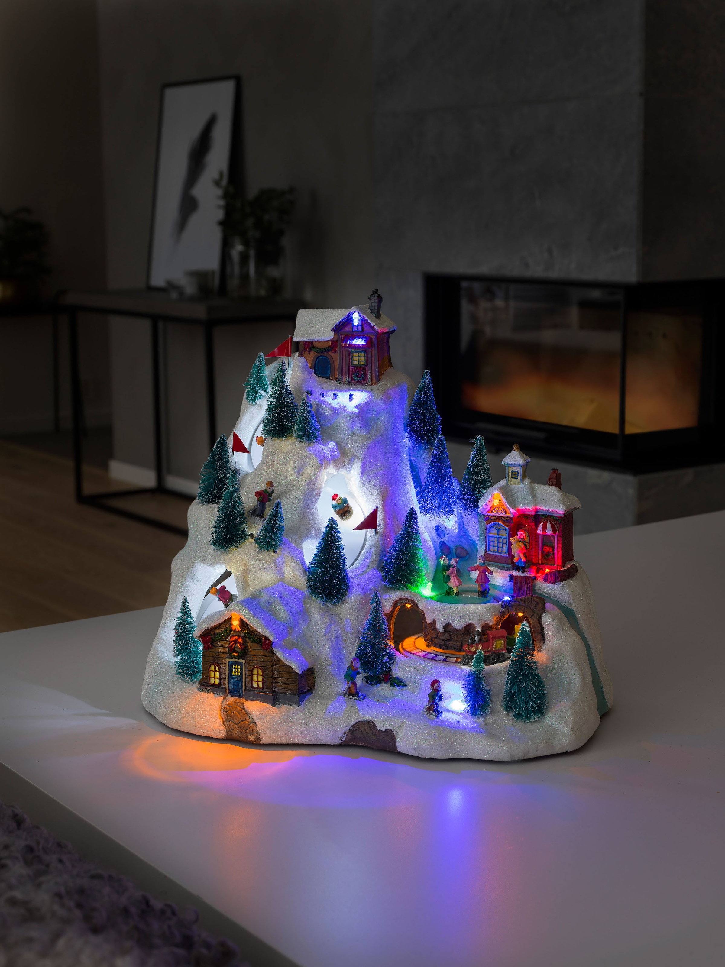 Weihnachtsfigur »Weihnachtsdeko«, LED Szenerie Skipiste, m. Animation + 8 klassischen...