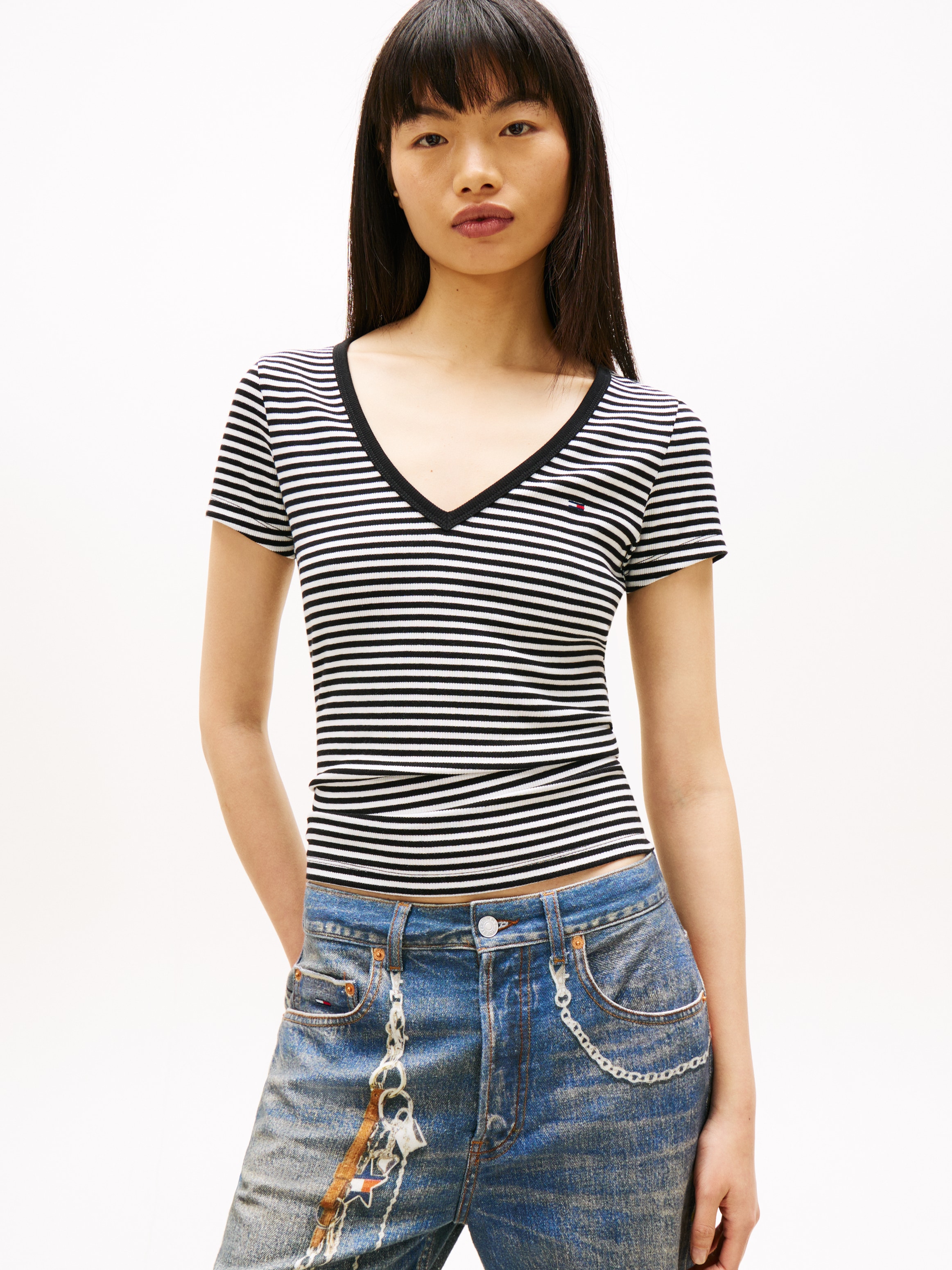 Tommy Jeans Kurzarmshirt »TJW SLIM ESSENTIAL RIB V SHORT SLEEVE« mit gerippter Struktur, V-Ausschnitt, Slim Fit