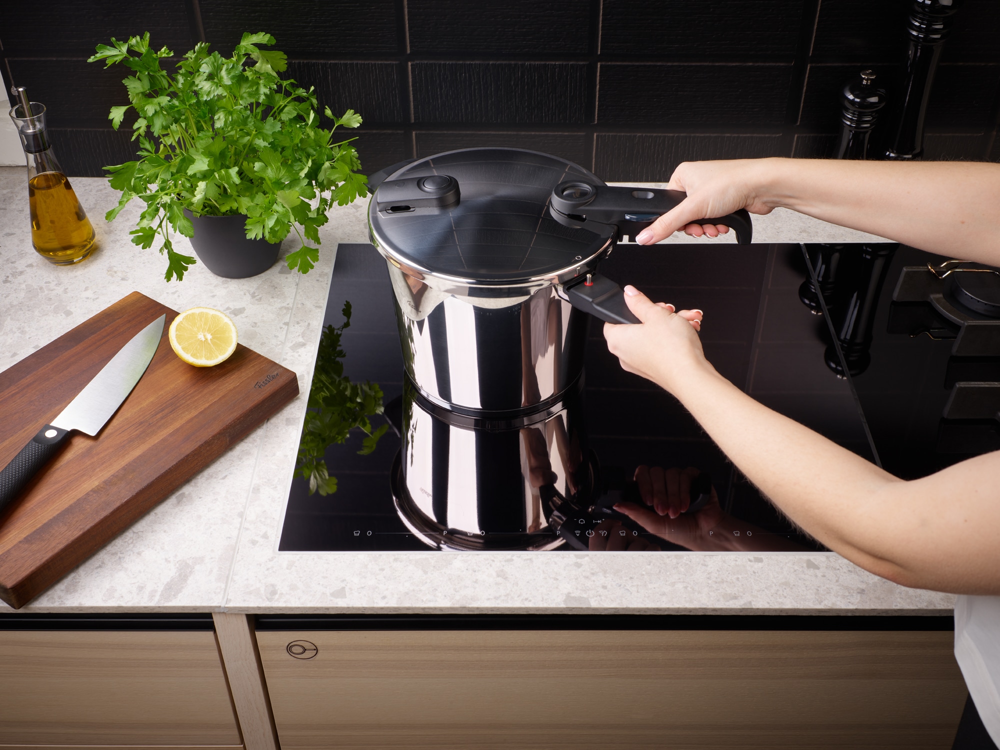 Fissler Schnellkochtopf »Vitaquick® Edition« Set, je 1 Topf 6 + 3,5 Liter, 1 Deckel, 1 Zusatz-Glasdeckel + Zubehör, 6 Stk. tlg. Edelstahl 18/10