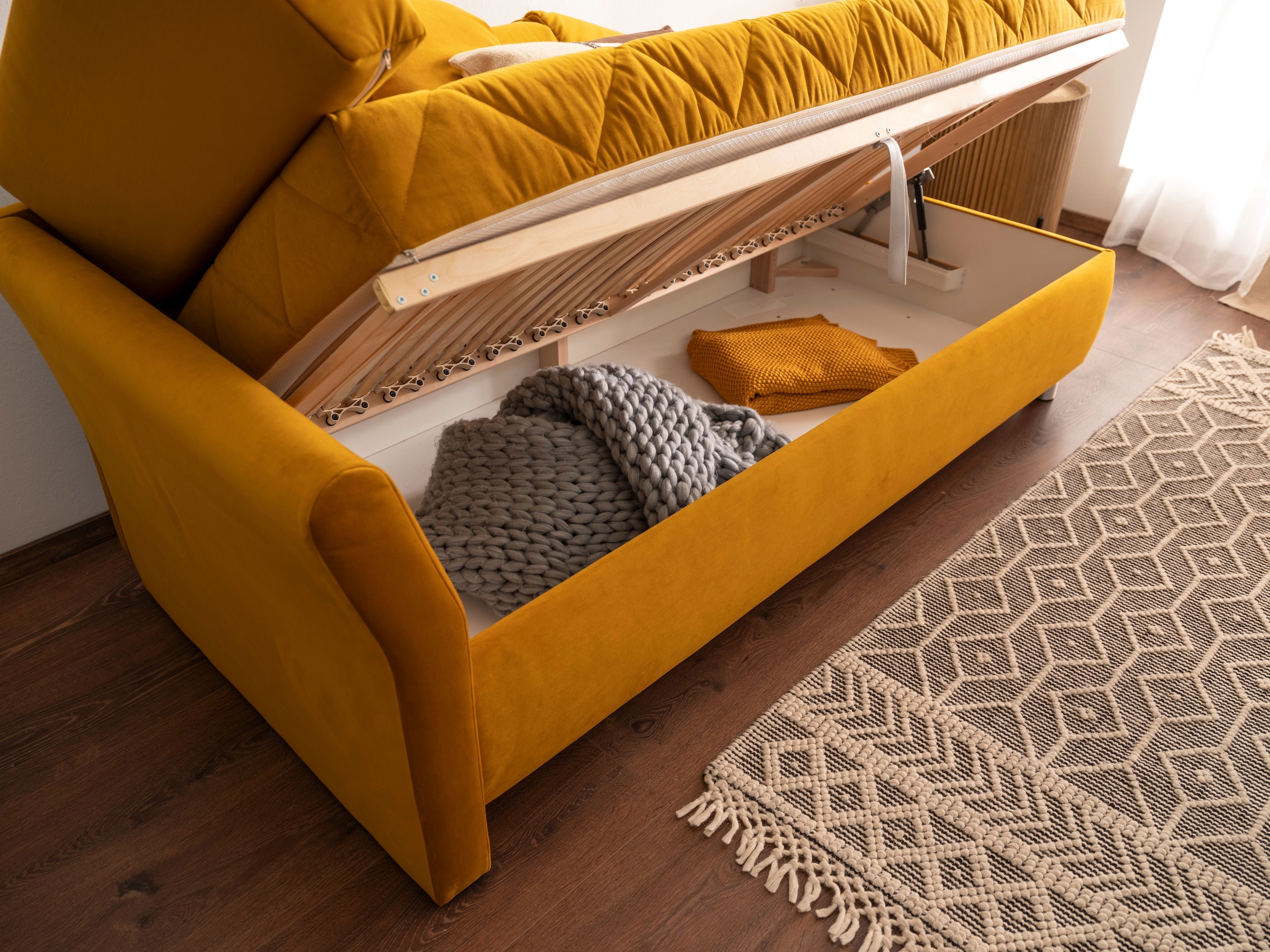 alina Schlafsofa »Lindsay«, Bettkasten, Zierkissen-Set aus: 2 Stk. 40x40cm, 1 Stk. 30x30cm