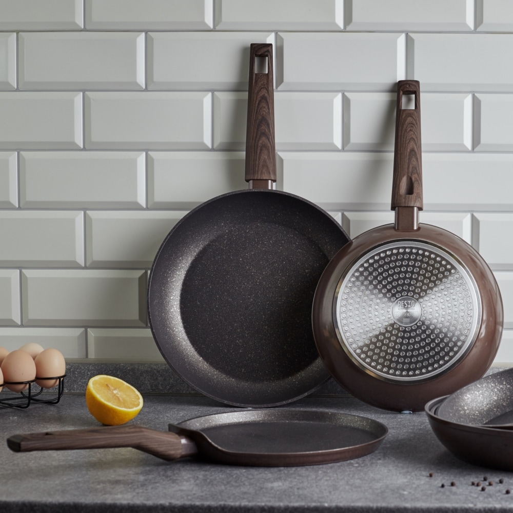 RESTO Kitchenware Crêpepfanne »Carina, Pfannkuchenpfanne mit holzähnlichem Soft-Touch-Griff«, Aluminium, (1 tlg.), mit Marmor-Antihaftbeschichtung, 4-lagig, für alle Herdarten geeignet