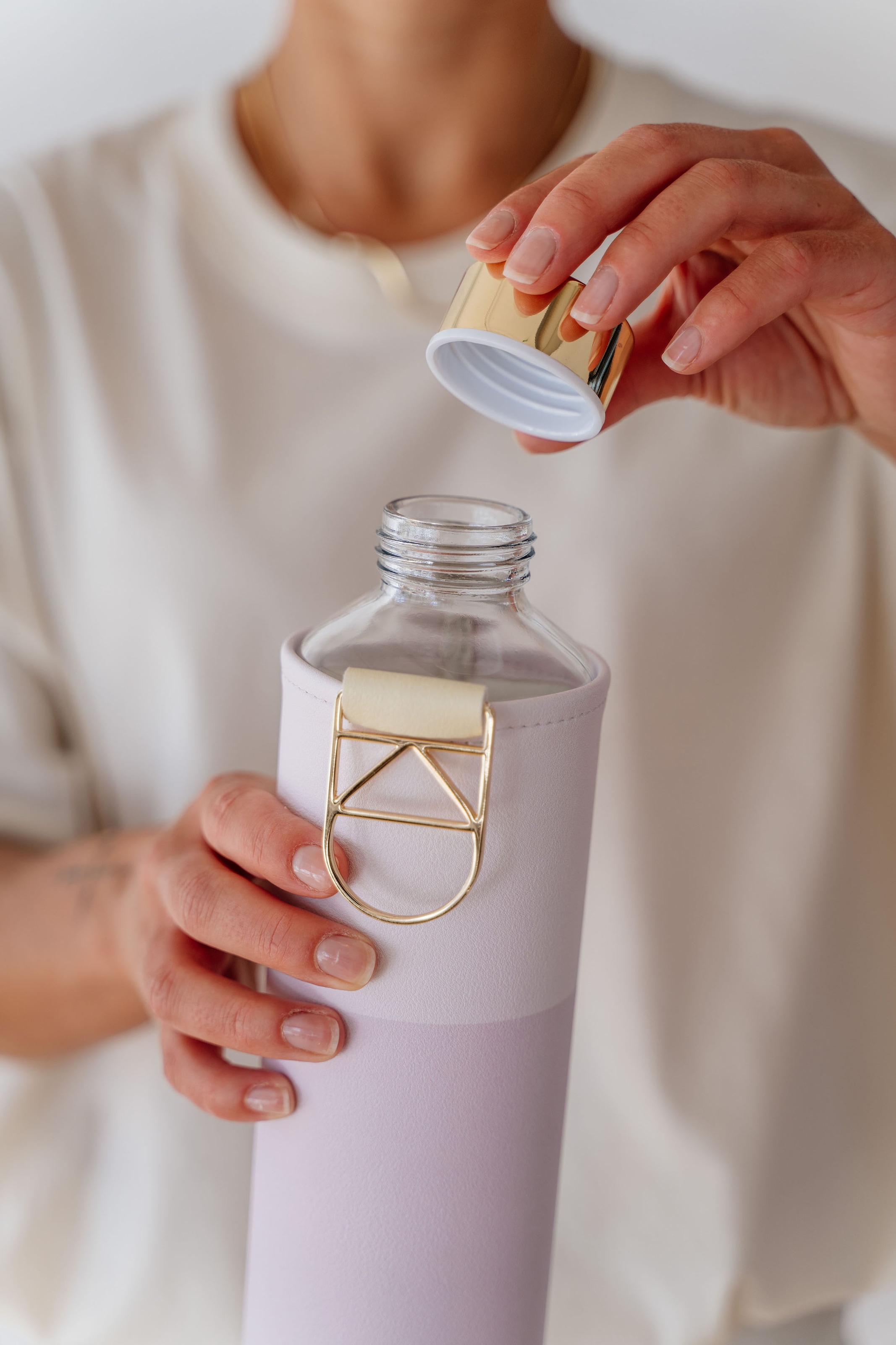 equa Trinkflasche »Mismatch Lila«, Borosilikatglas mit Kunstlederhülle, 750 ml