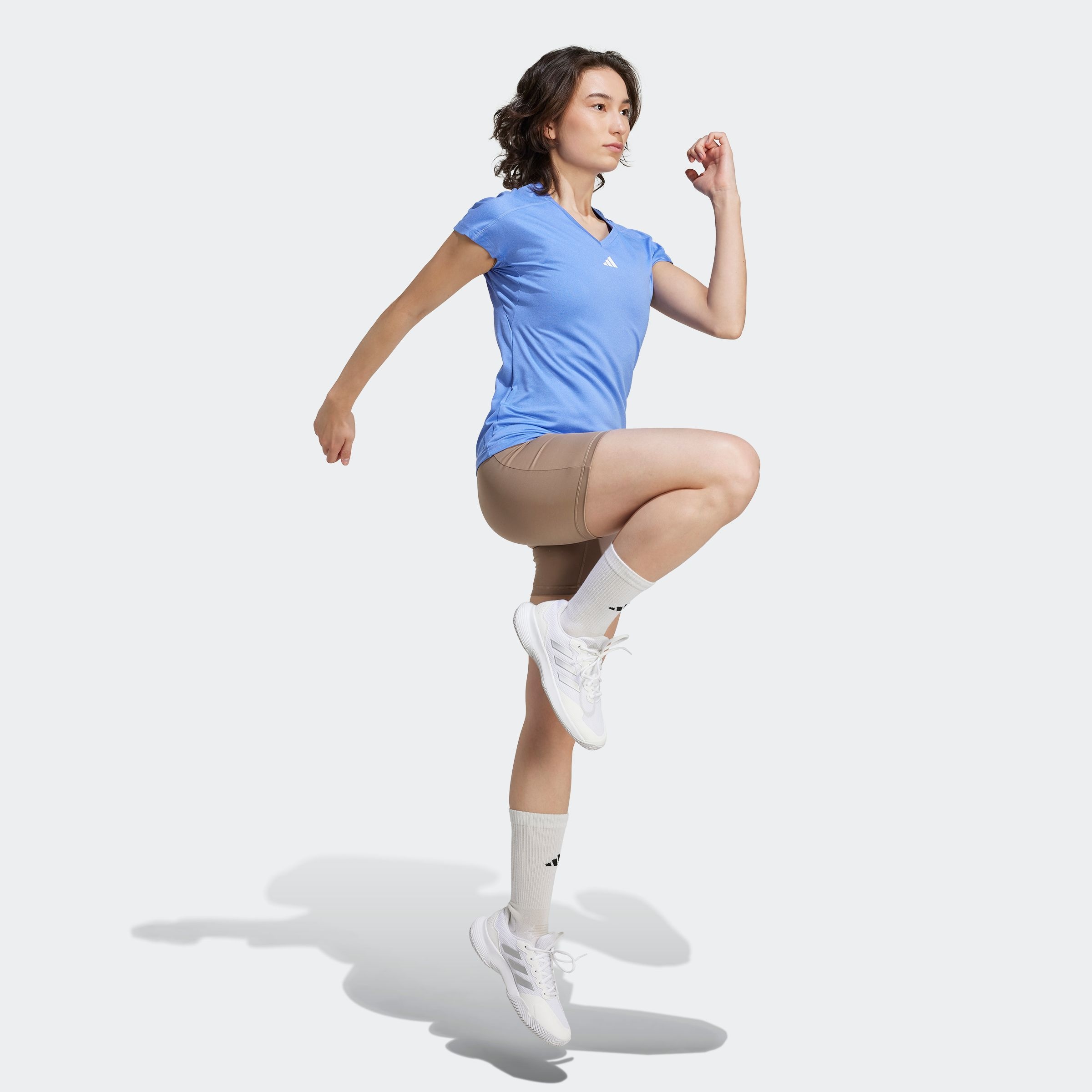 adidas Performance T-Shirt »AEROREADY TRAIN ESSENTIALS MINIMAL BRANDING V-NECK«, Trainingsshirt, feuchtigkeitsabsorbierend mit V Ausschnitt