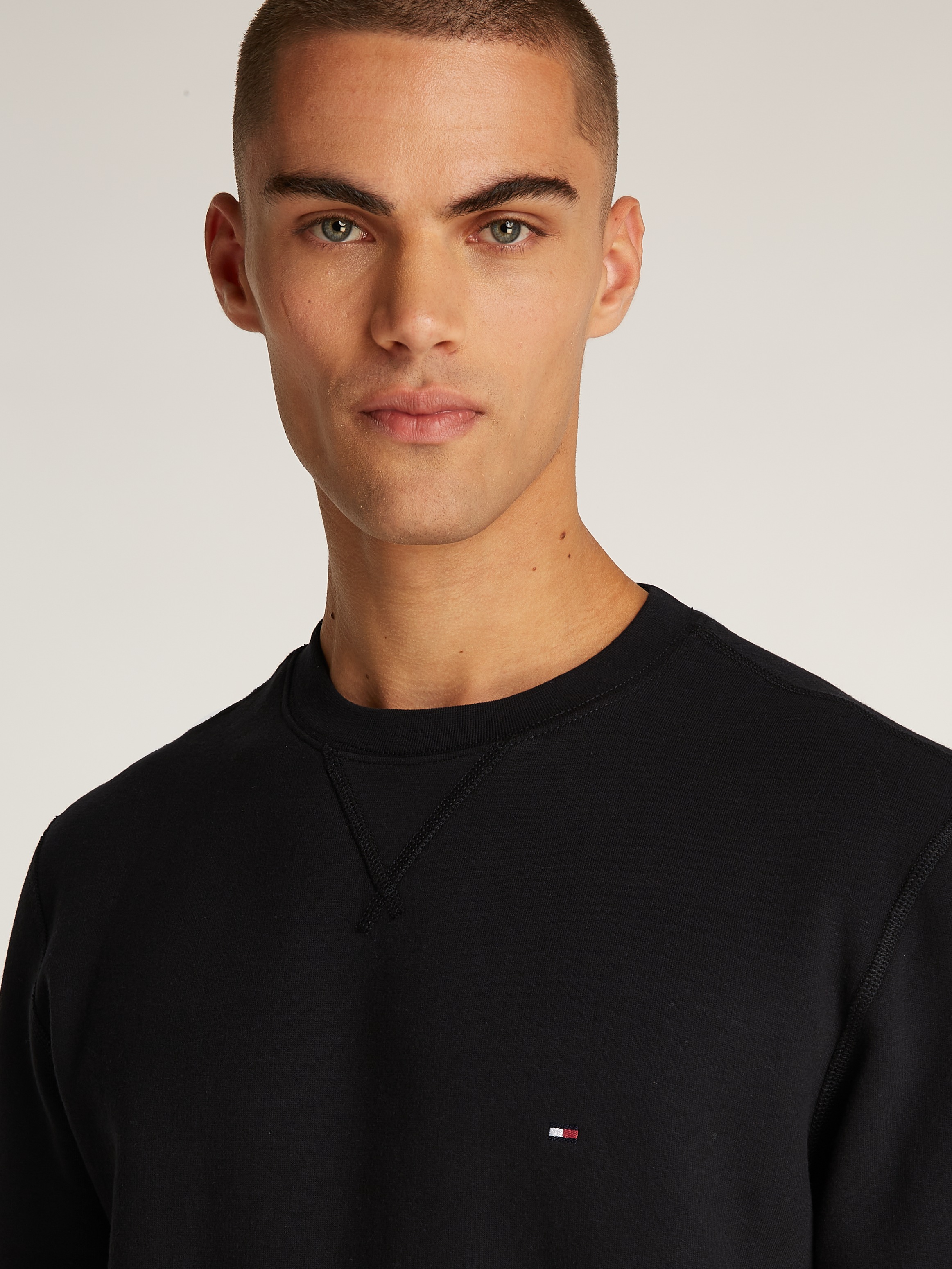 Tommy Hilfiger Sweatshirt »ESSENTIAL FLEECE CREWNECK«, mit Tommy Hilfiger Logostickerei