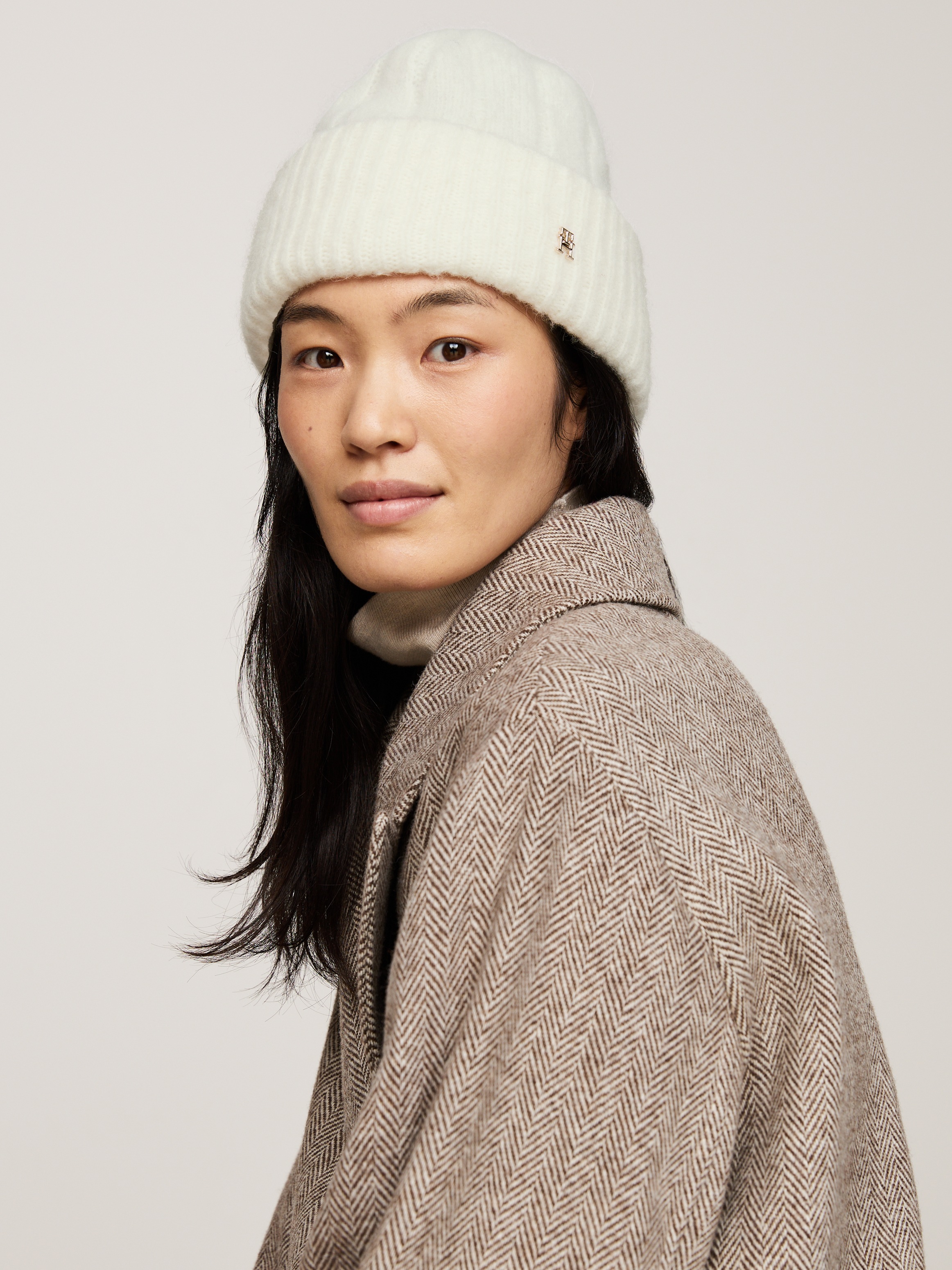 Tommy Hilfiger Beanie »TH TIMELESS BEANIE«, mit Monogramm-Emblem