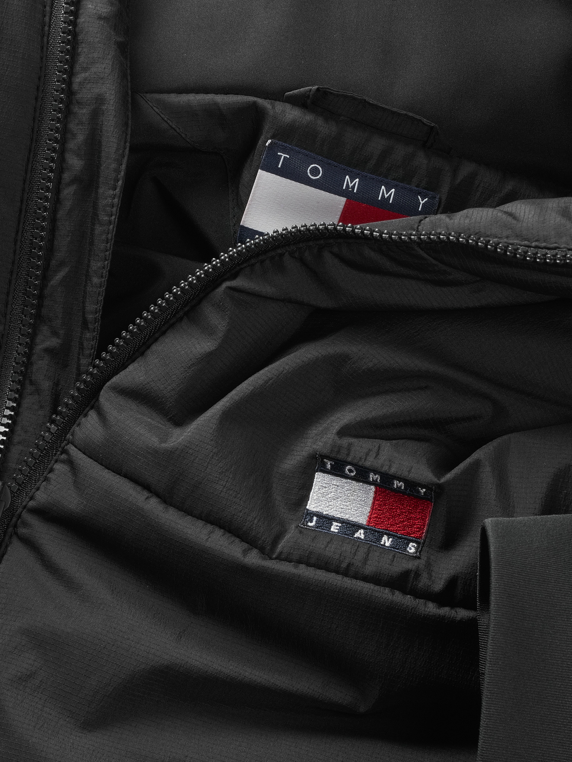 Tommy Jeans Plus Allwetterjacke »TJM LT POLY JACKET EXT«, mit Kapuze, in Großen Größen, Logostickerei, Eingriffstaschen