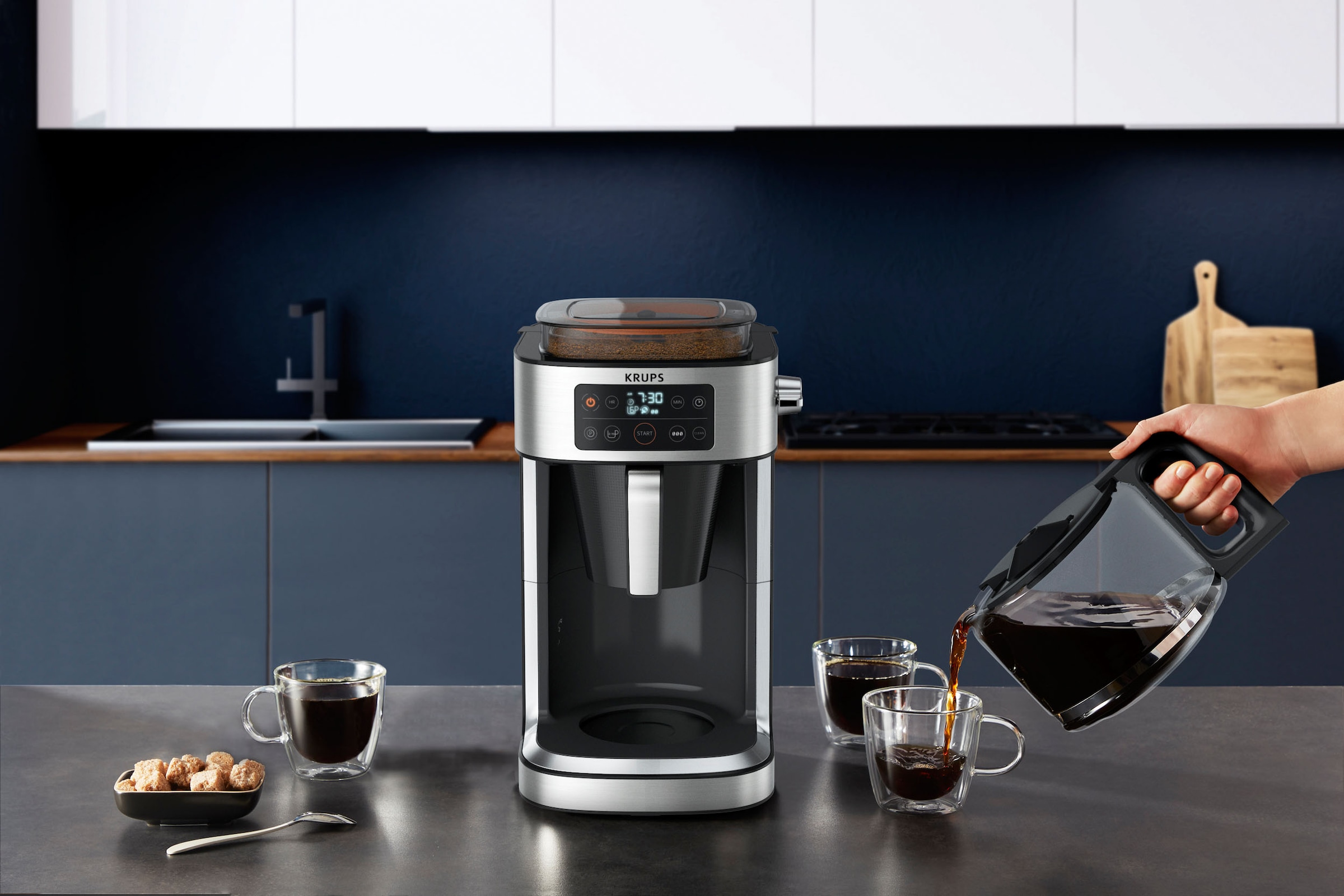 g Kaffeekanne, integrierte XXL »KM760D mit Garantie Filterkaffeemaschine l Kaffee Partner«, 1,25 Kaffee-Vorratsbox Aroma Jahren 400 für zu Krups frischen bis 3