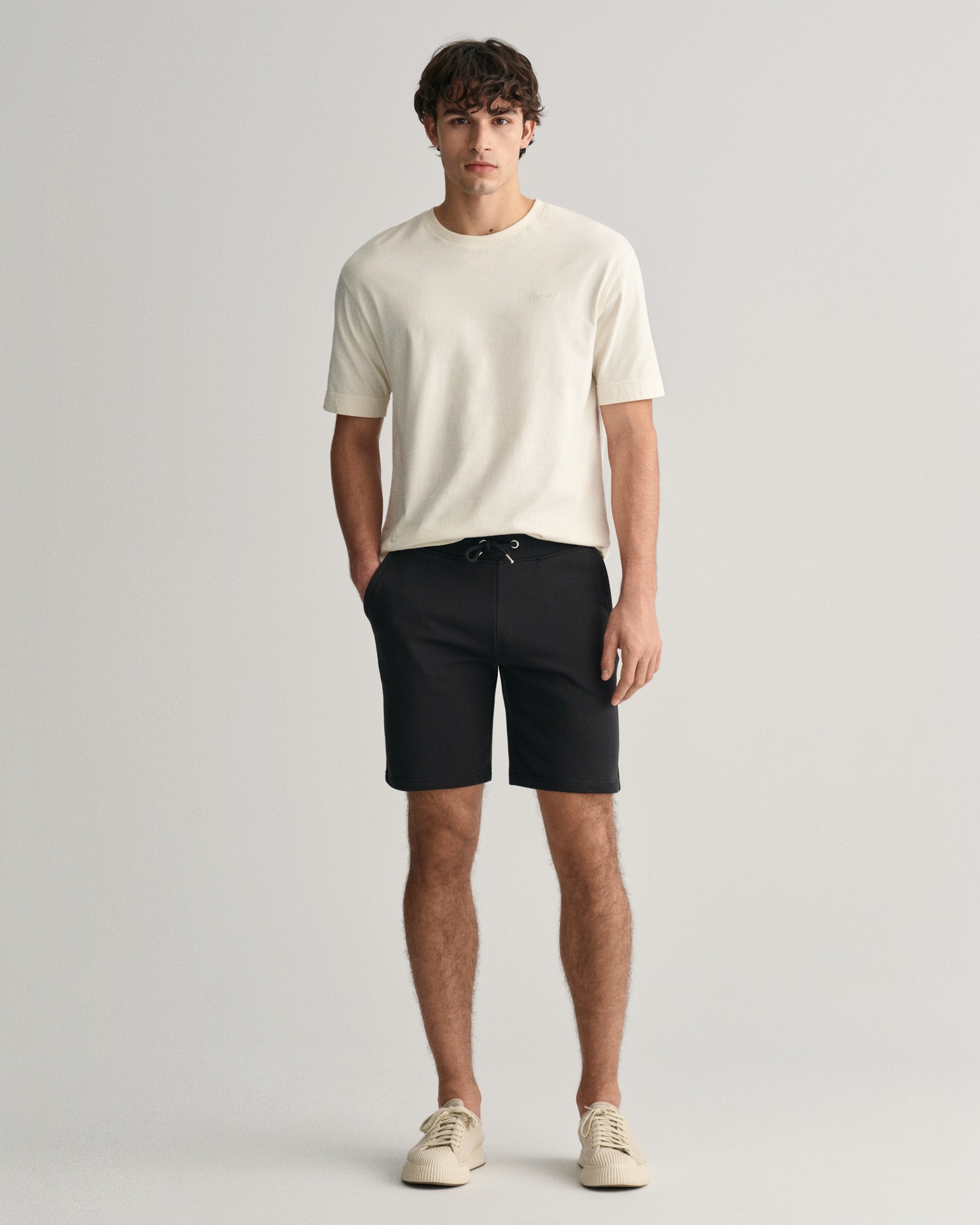 Gant Sweatshorts »REG SHIELD SWEAT SHORTS«, mit einer kleinen Logostickerei unter der Eingriffstasche