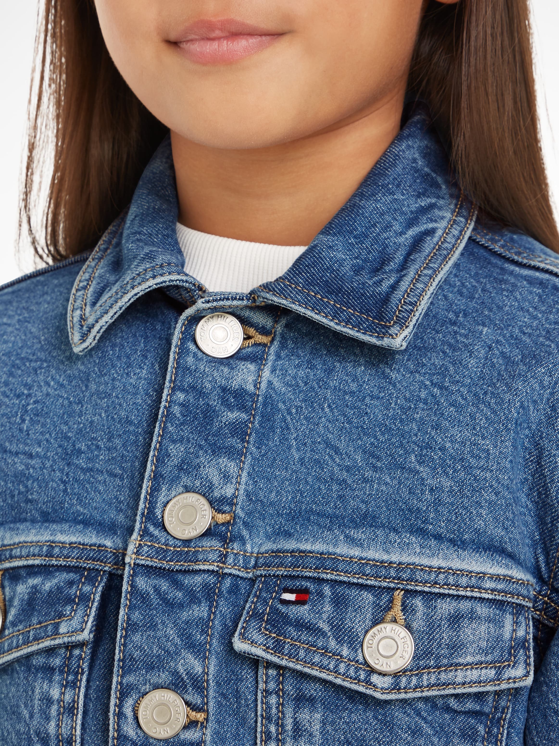 Tommy Hilfiger Jeansjacke »DENIM TRUCKER JACKET COMFORT«, Kinder bis 16 Jahre mit Logostickerei