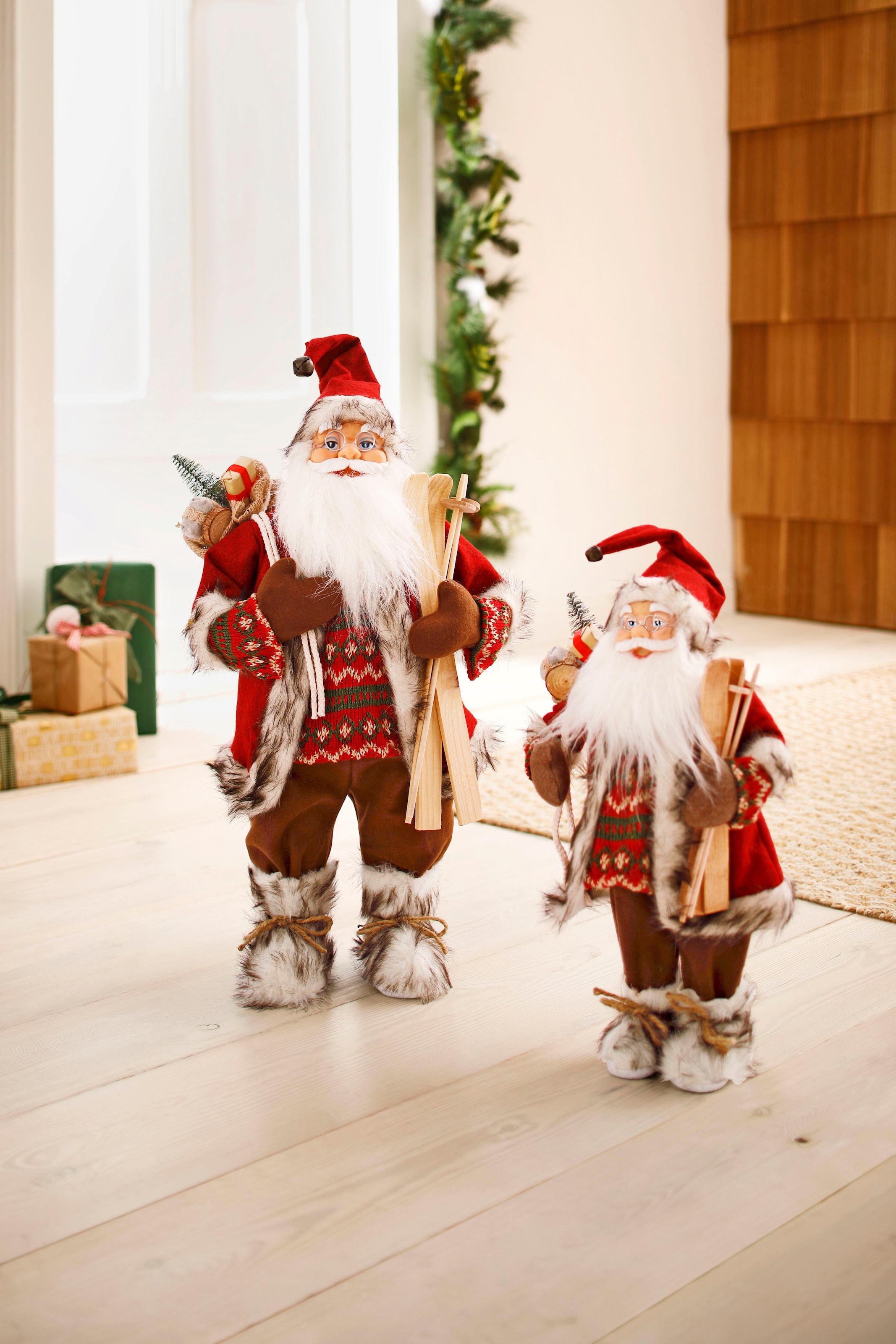 HOSSNER - HOMECOLLECTION Weihnachtsmann »Santa unter Skiern Weihnachtsfigur Rechnung auf Geschenken«, Weihnachtsdeko, kaufen mit dem Dekofigur, Arm und