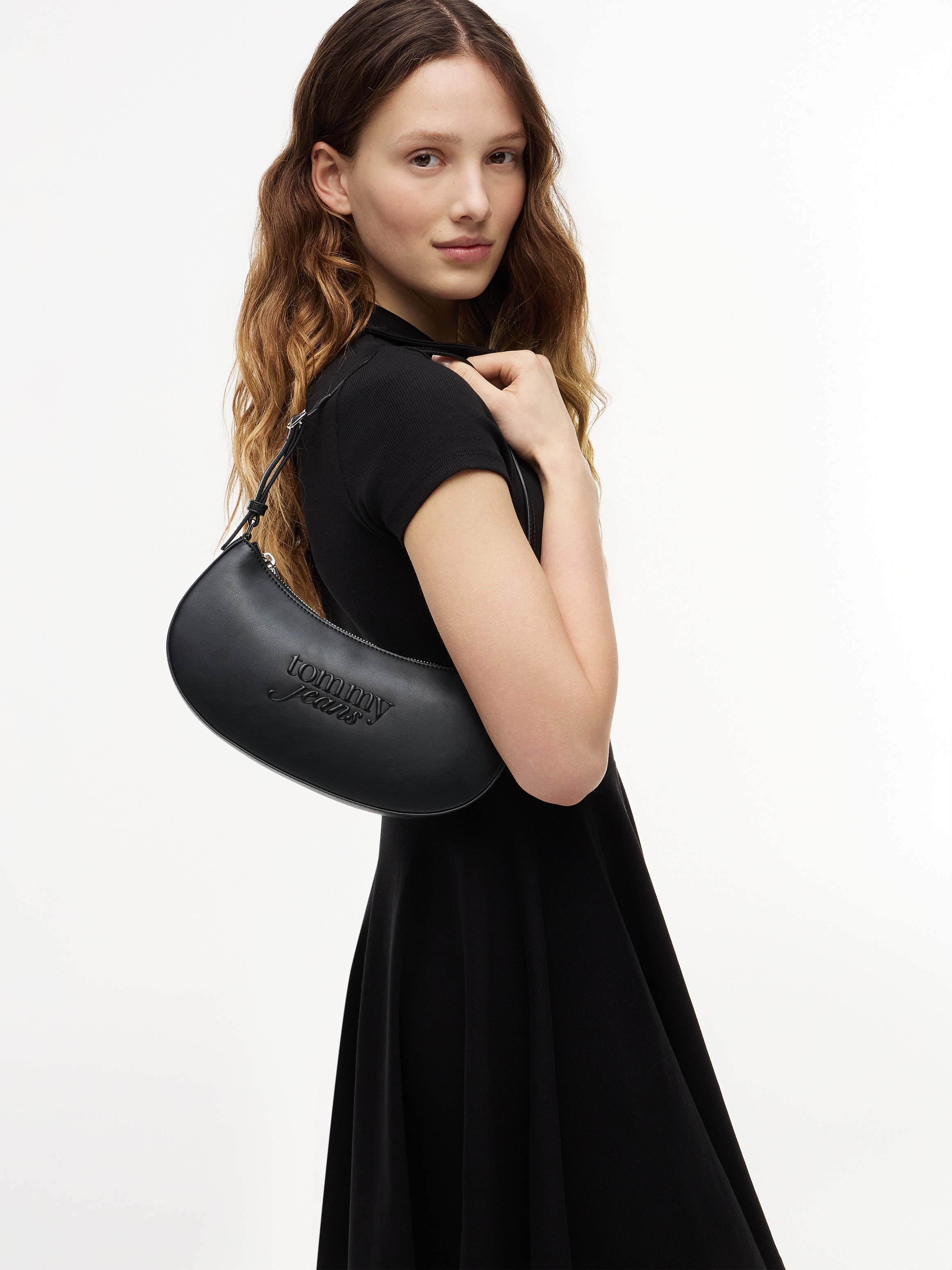 Tommy Jeans Schultertasche »TJW MUST SHOULDER BAG« Damen Handtasche, Tragetasche mit Logoschriftzug