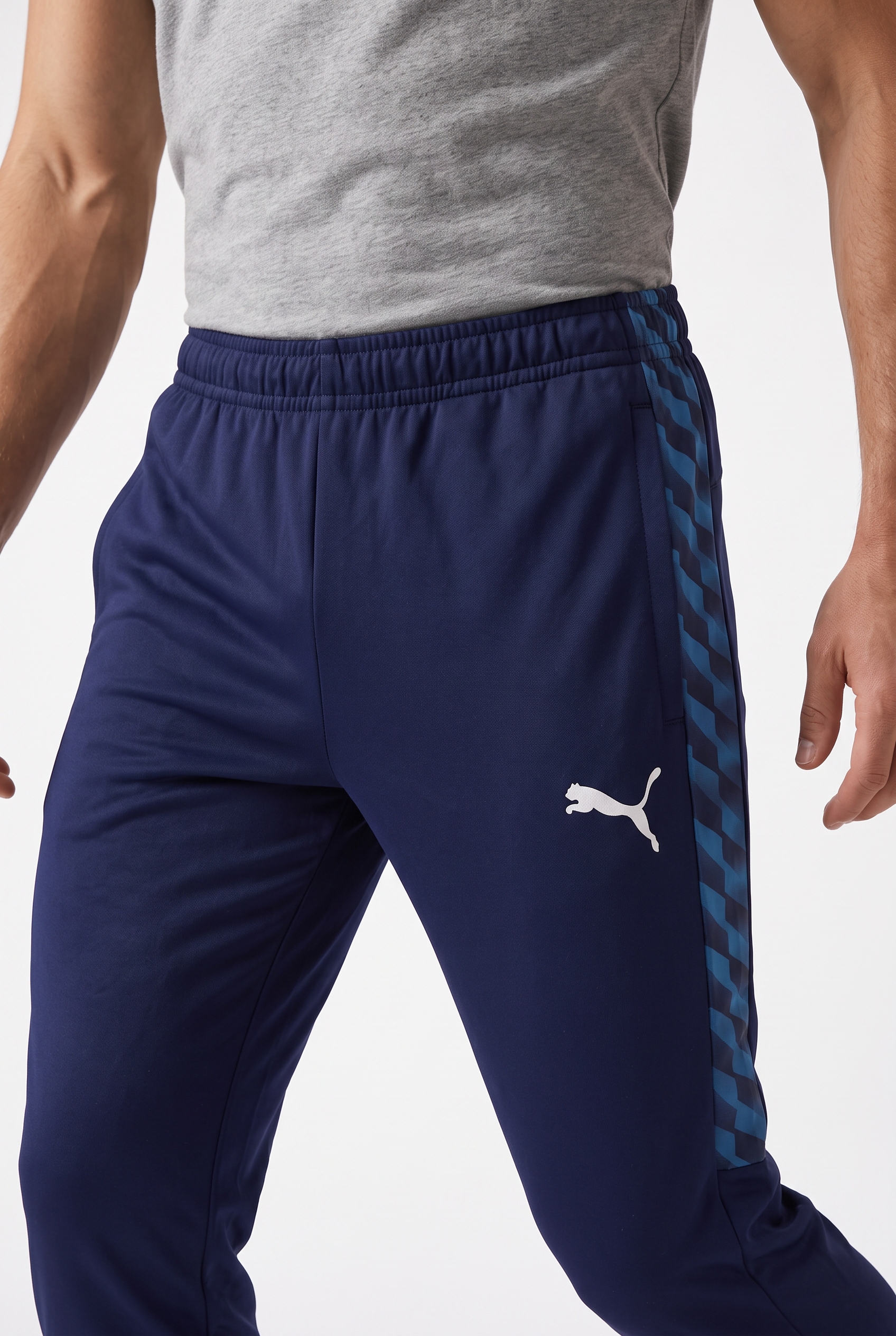 PUMA Trainingshose »TEAMLIGA26 TRAINING PANTS«  atmungsaktives Material, mit DryCELL Technologie, Slim Fit Passform