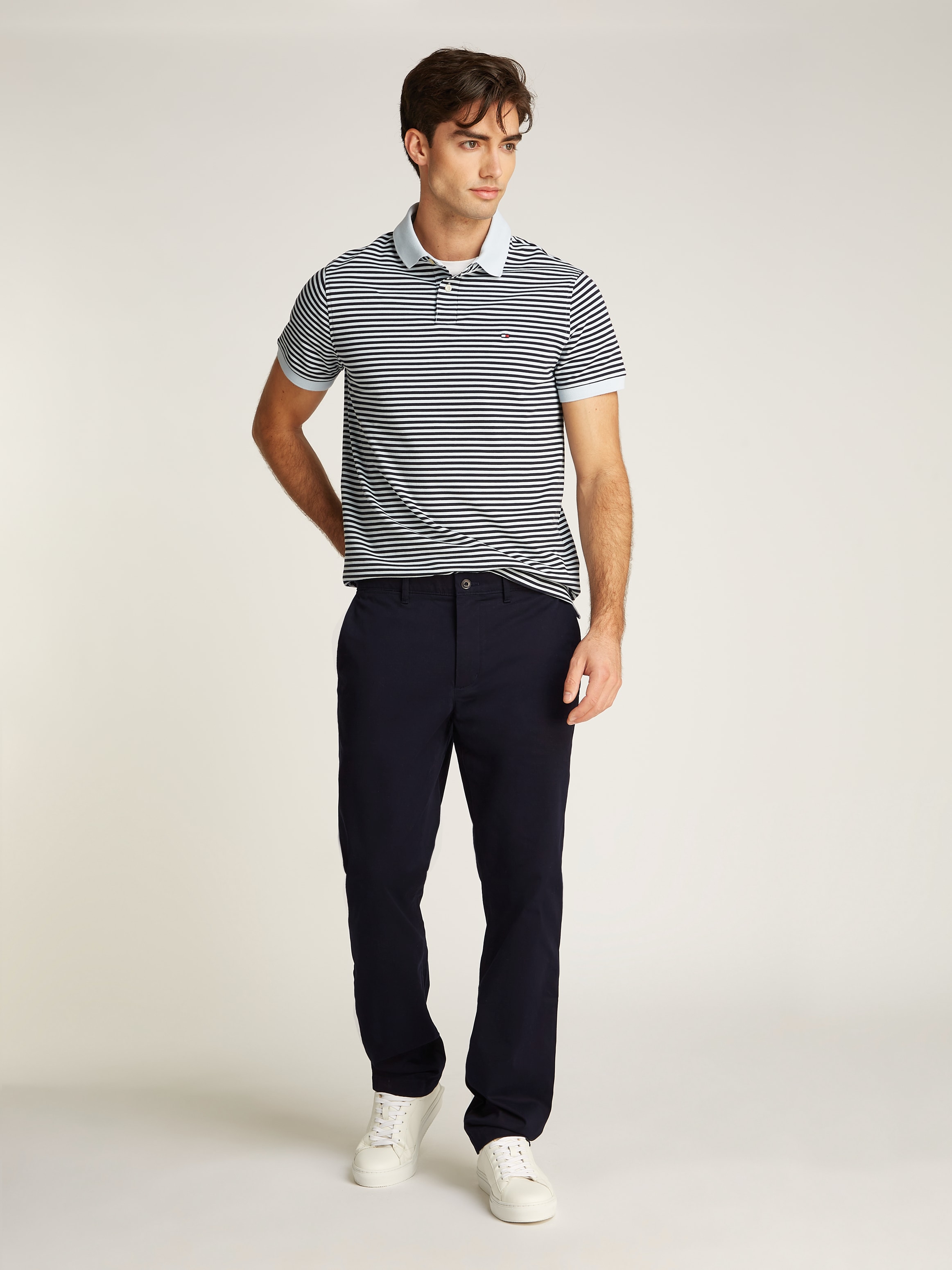 Tommy Hilfiger Chinohose »DENTON CHINO SATIN«, mit Gesäßtaschen mit Knopf, Logostickerei