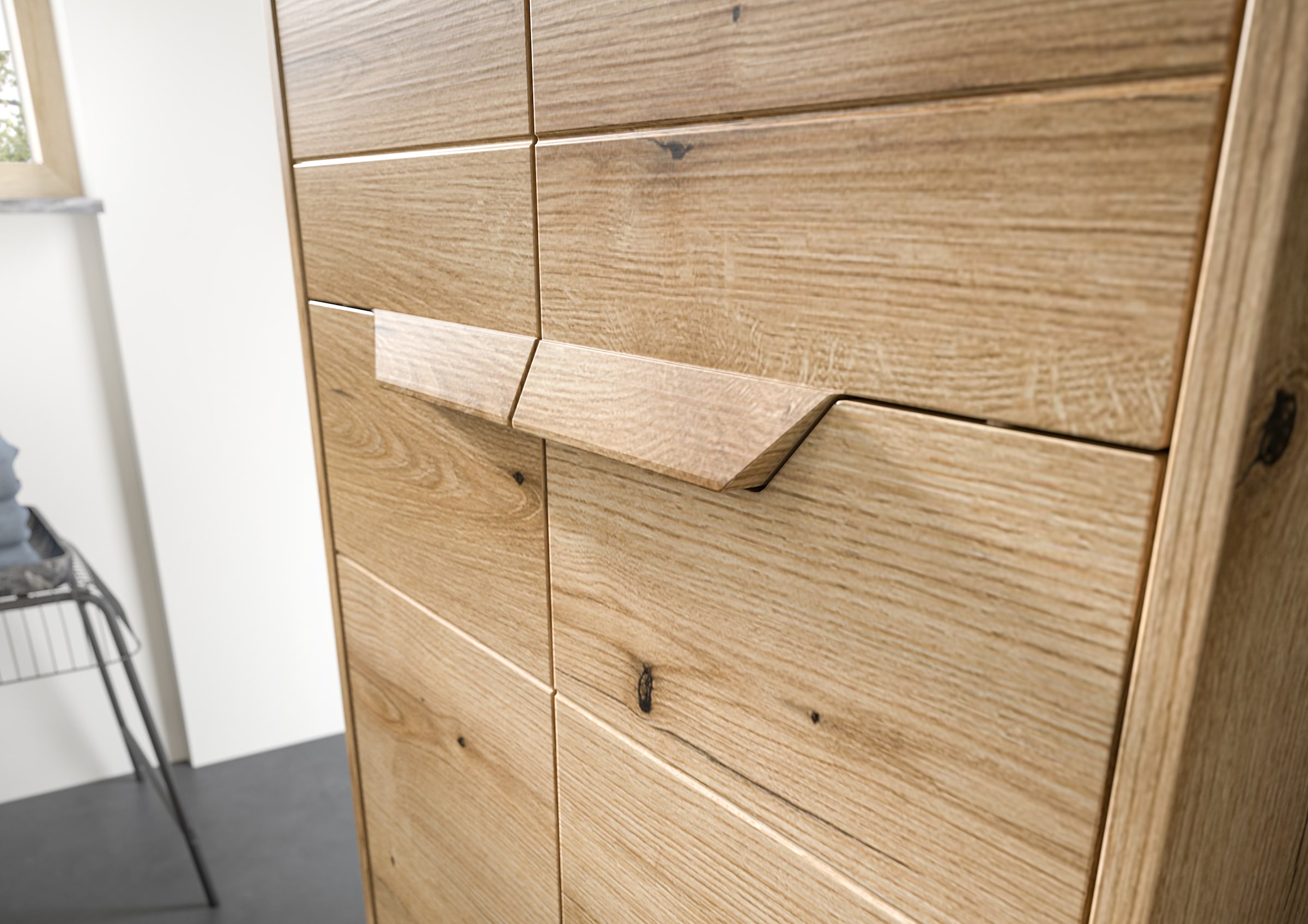 welltime Midischrank »Kayu, Höhe 132cm, stehend/hängend montierbar, 2 Türen, 3 Einlegeböden«, einzigartiges Griffdesign, Badschrank, Bad-Möbel, Badezimmer, Bad
