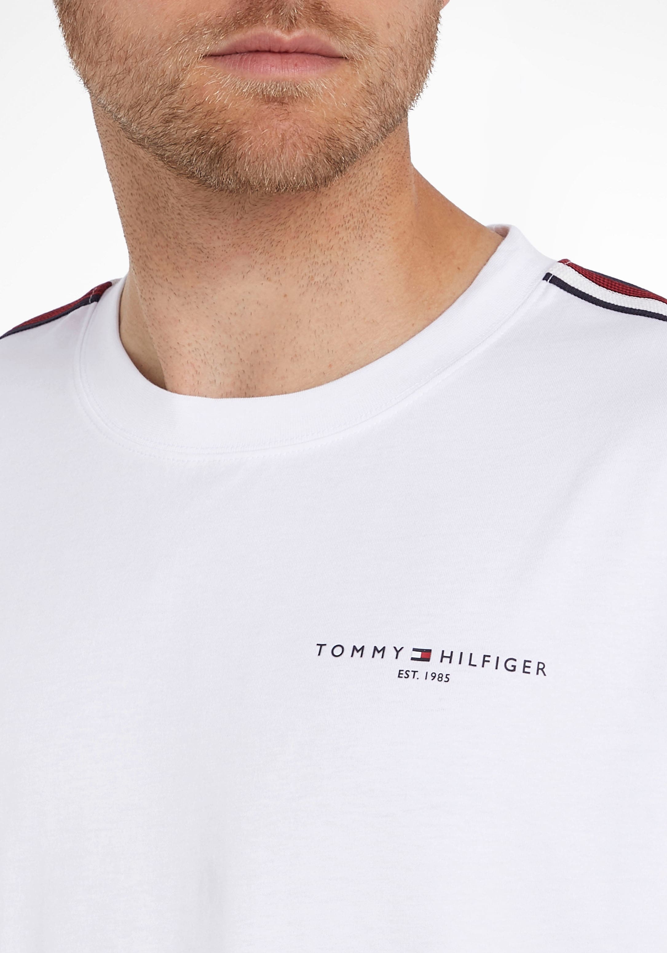 »GLOBAL Tommy TEE«, Ärmeln Streifen Hilfiger mit in Farben beiden an STRIPE bei ♕ TH- PREP Rundhalsshirt