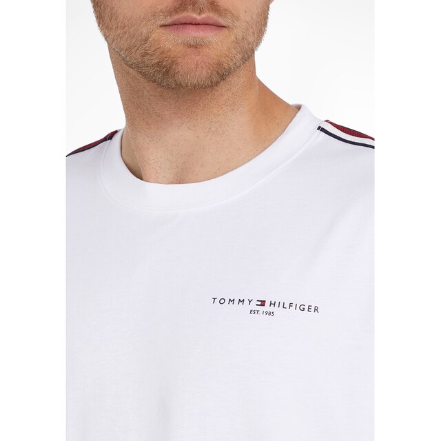 Tommy Hilfiger Rundhalsshirt »GLOBAL STRIPE PREP TEE«, mit Streifen in TH- Farben an beiden Ärmeln bei ♕