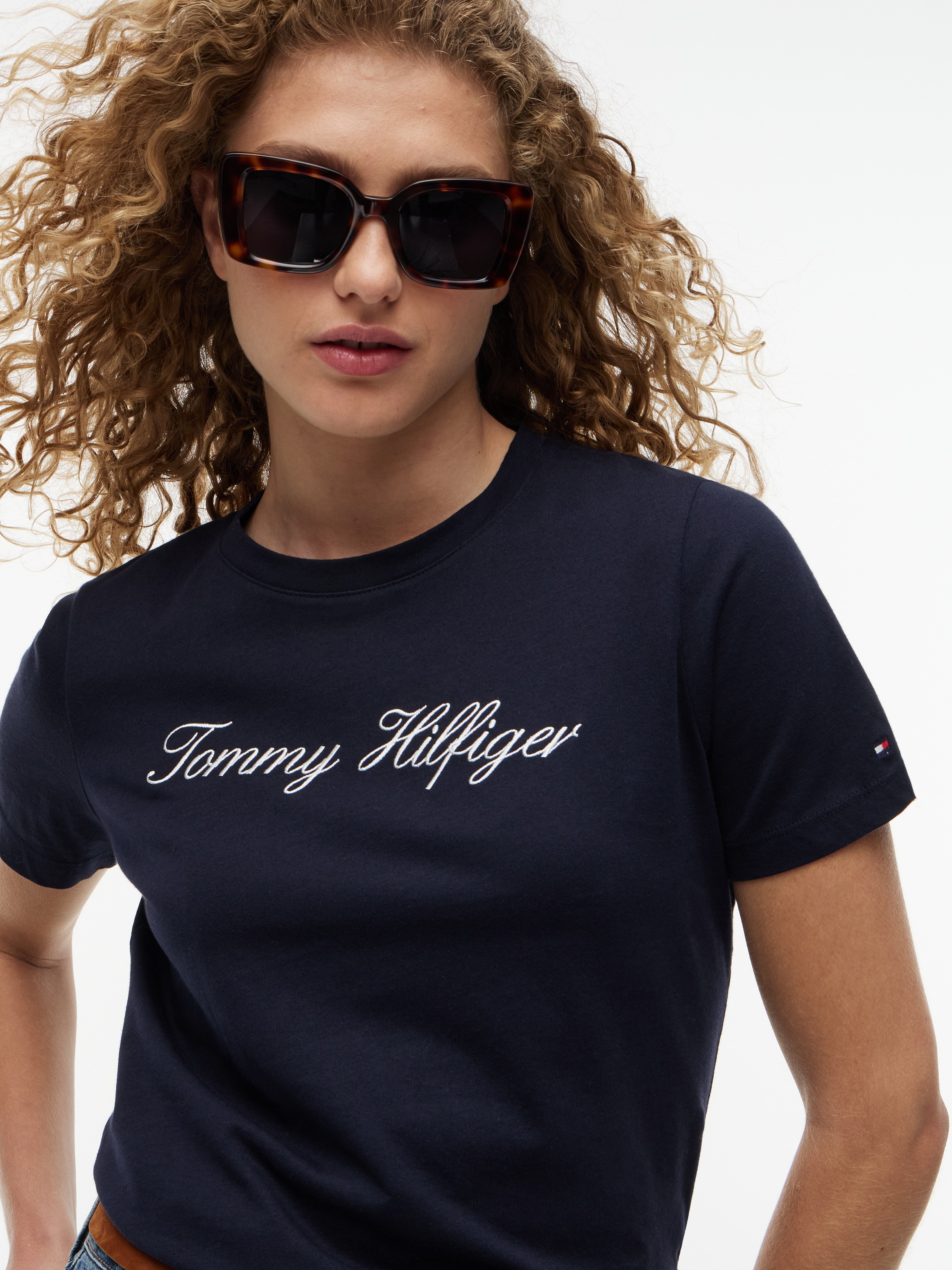 Tommy Hilfiger T-Shirt »NOS SCRIPT REGULAR C-NK SHORT SLEEVE« mit Rundhals und kontrastfarbener Stickerei, Regular Fit