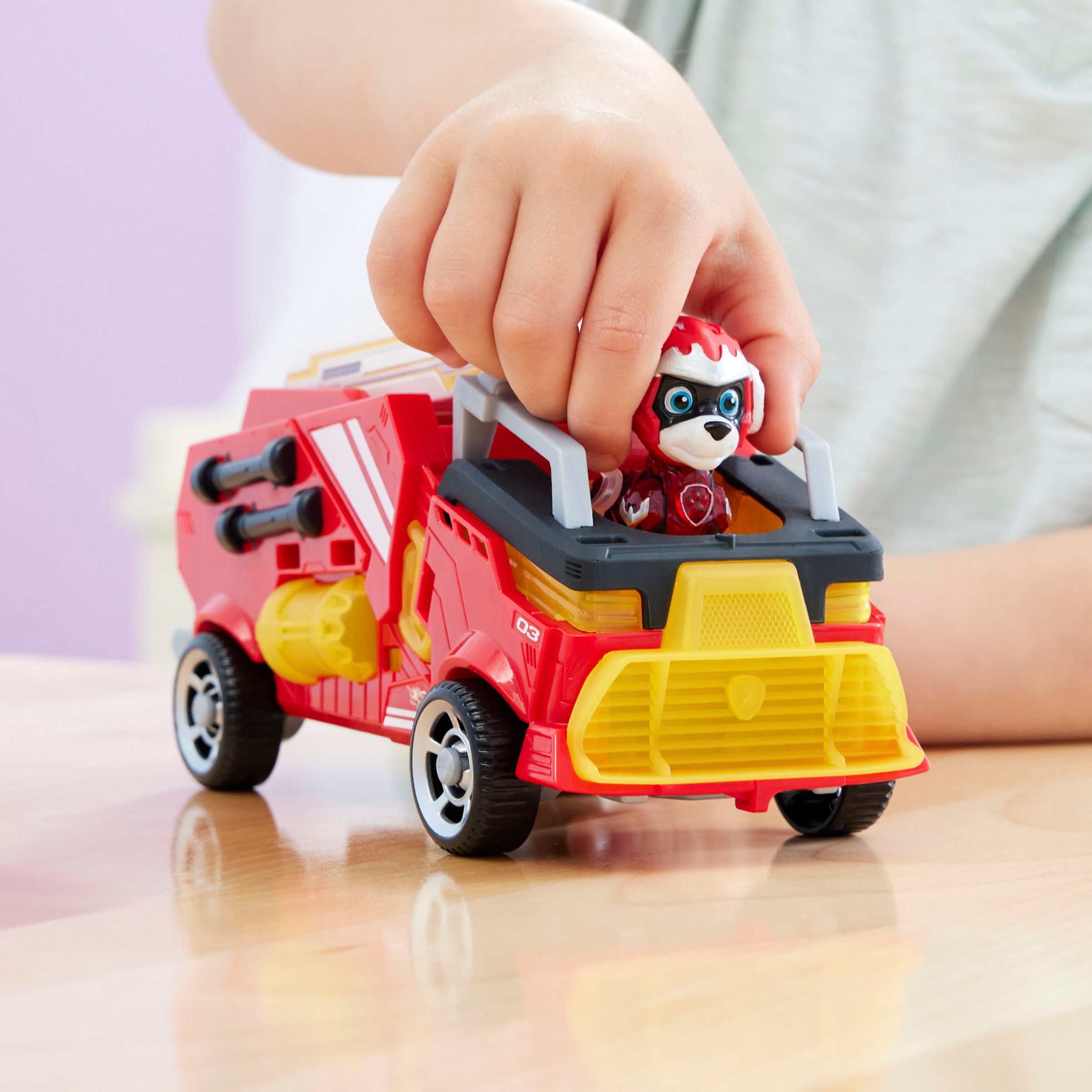 Spin Master Spielzeug-Auto »Paw Patrol - Movie II - Basic Themed Vehicles Marshall«, von Marshall Löschzug mit Welpenfigur, Licht- und Soundeffekt