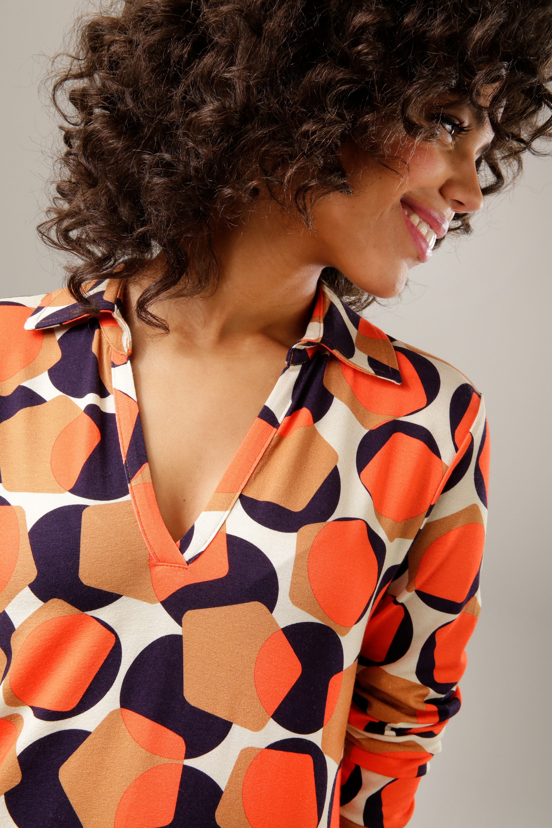 Aniston CASUAL Shirtbluse, mit trendigem Retro-Muster - jedes Teil ein Unikat