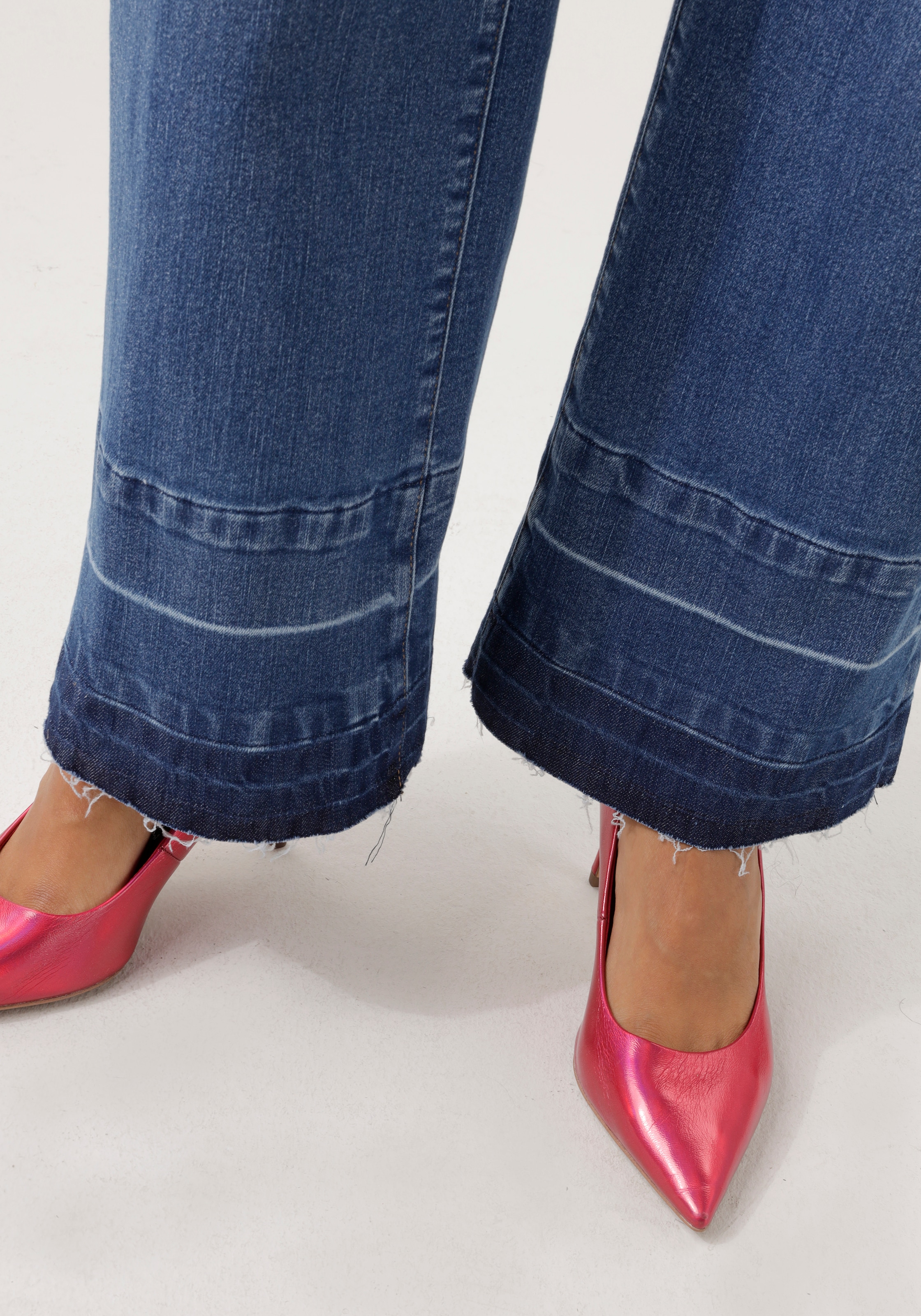 Aniston CASUAL Straight-Jeans, mit trendiger Waschung am leicht ausgefranstem Saum