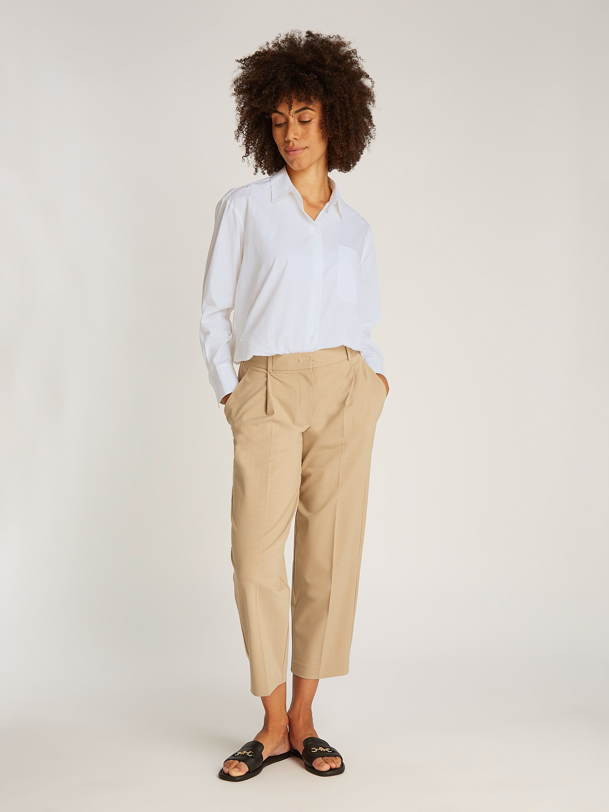 Tommy Hilfiger Hemdbluse »ESS POPLIN EASY FIT SHIRT«, Hinten länger geschnitten mit abgerundetem Saum