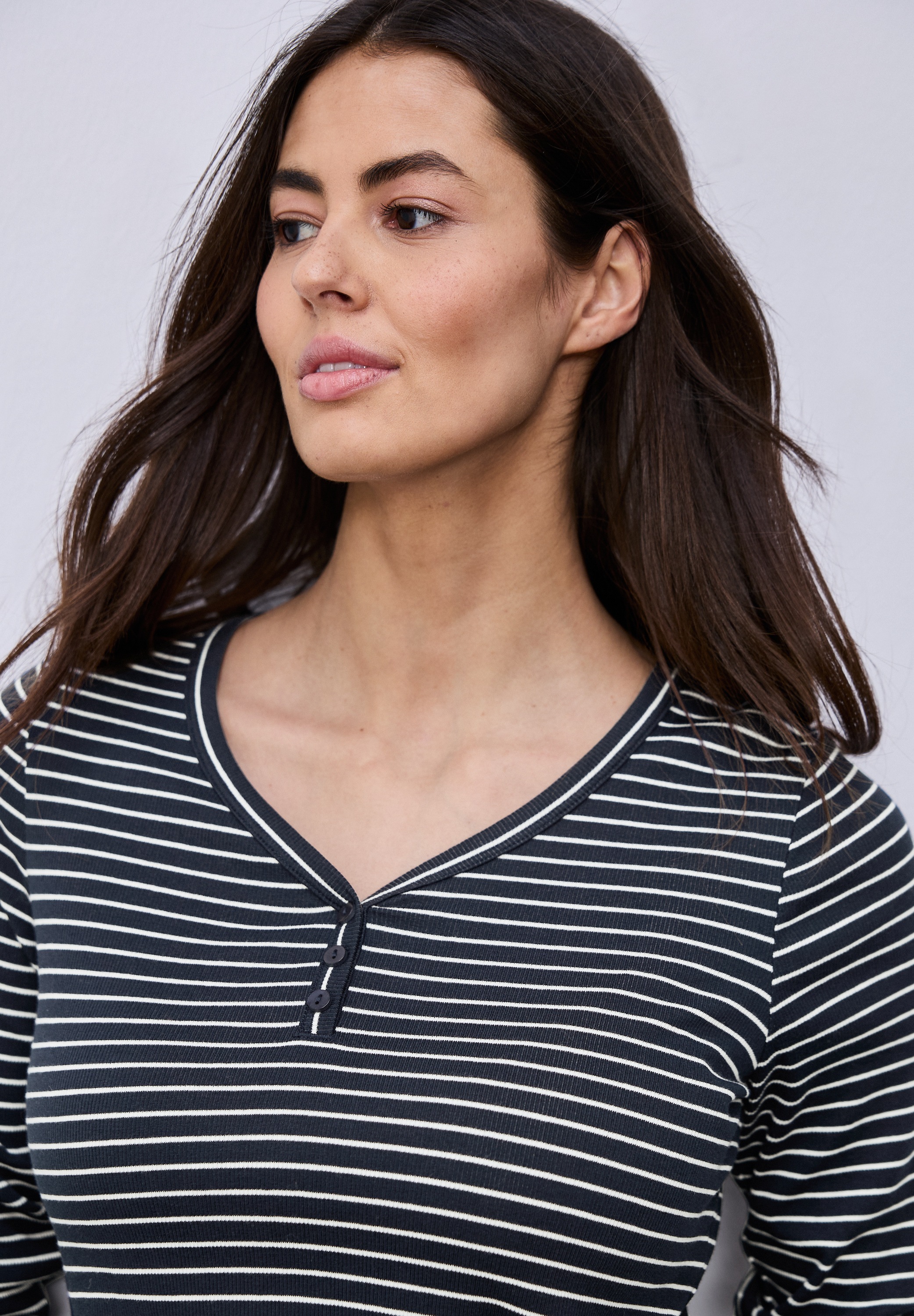 STREET ONE Langarmshirt im Streifen-Design und mit V-Ausschnitt
