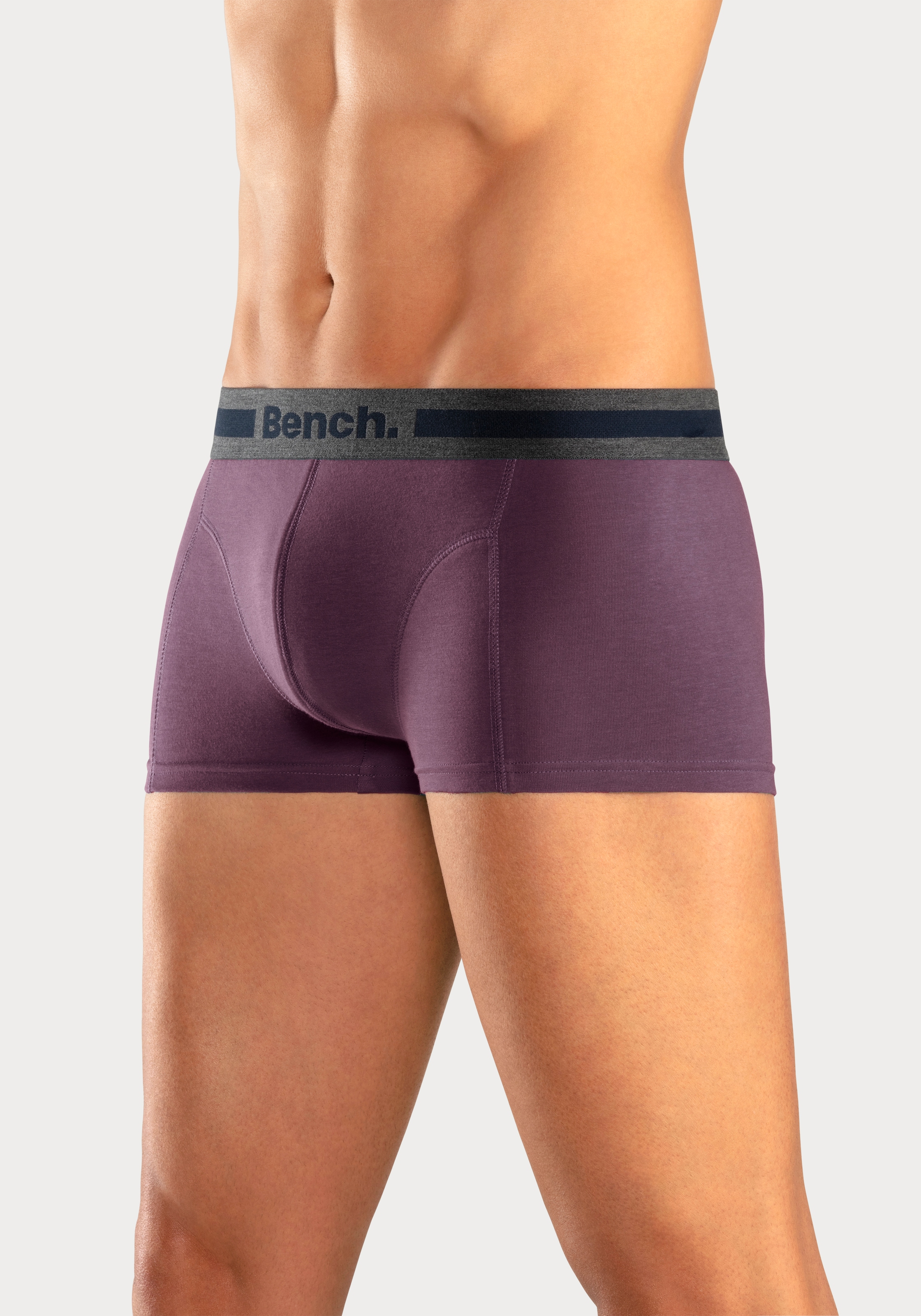 Bench. Boxershorts, (Packung, 4 St.), in Hipster-Form mit Overlock-Nähten vorn