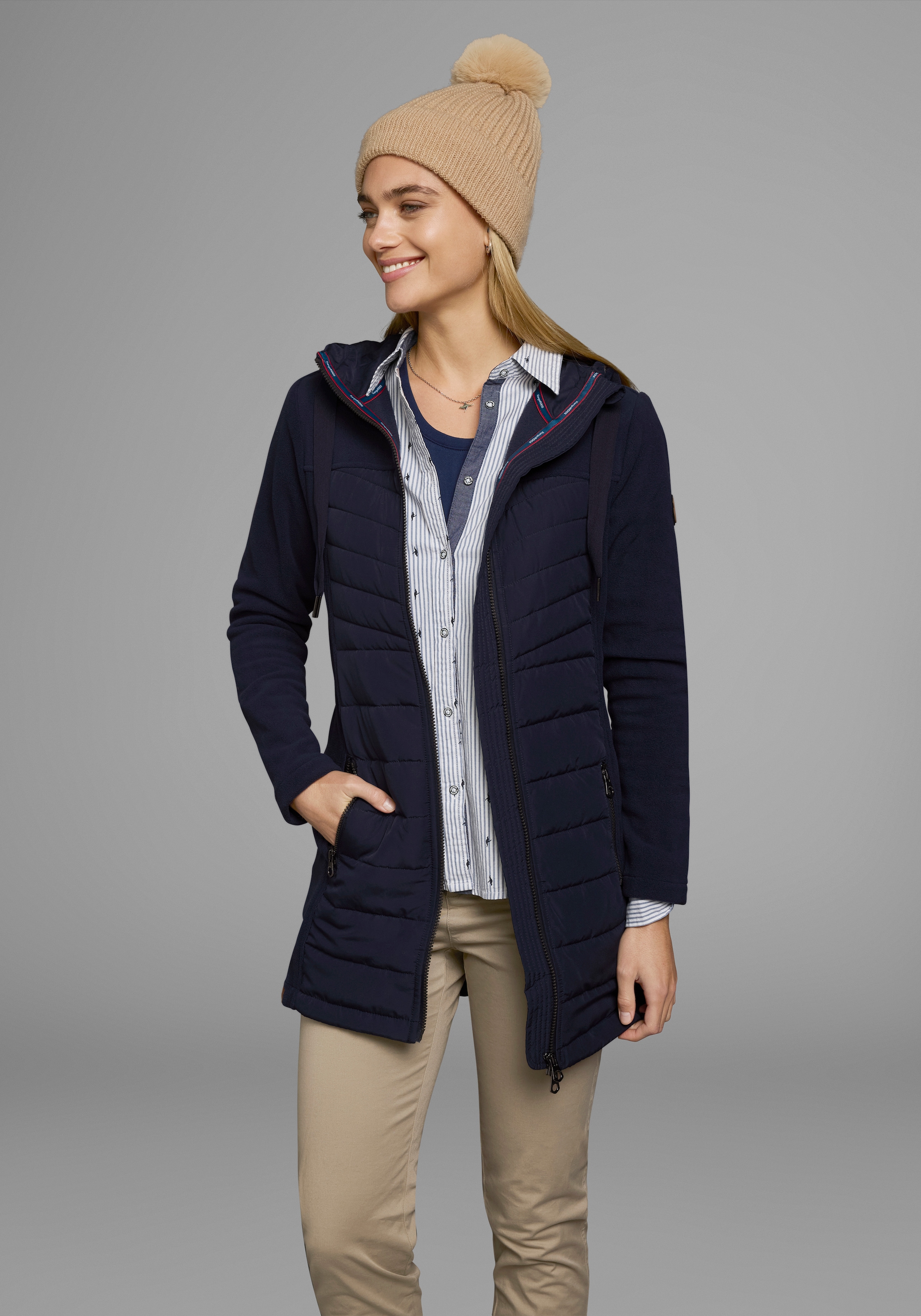 KangaROOS Langjacke, mit Kapuze, leichter Webstoff, figurbetonter Schnitt, mit Kapuze