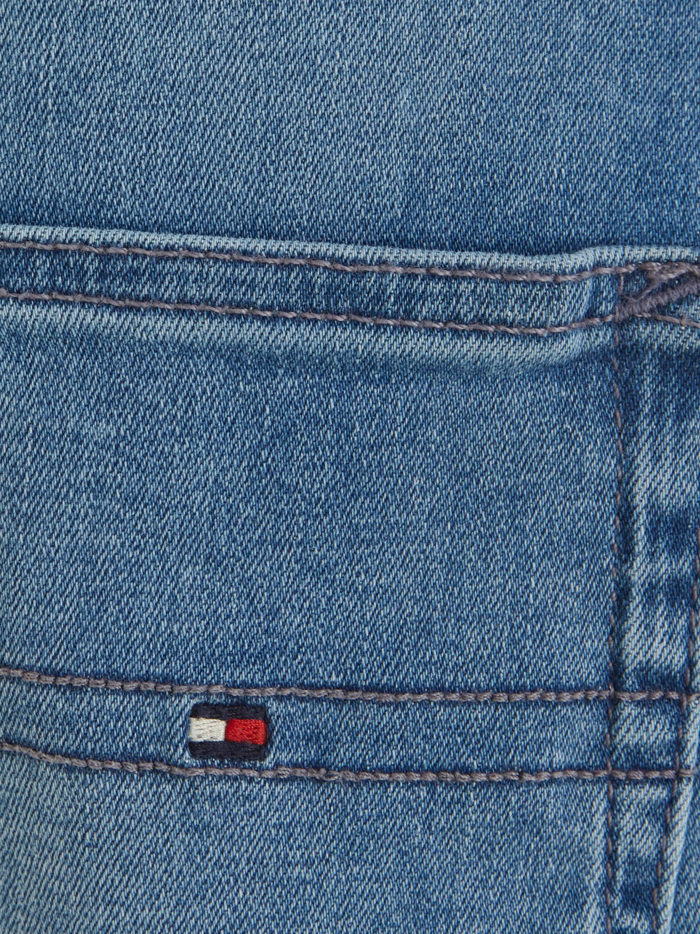 Tommy Hilfiger Shorts »MODERN STRAIGHT SHORTS«, mit Markendetails