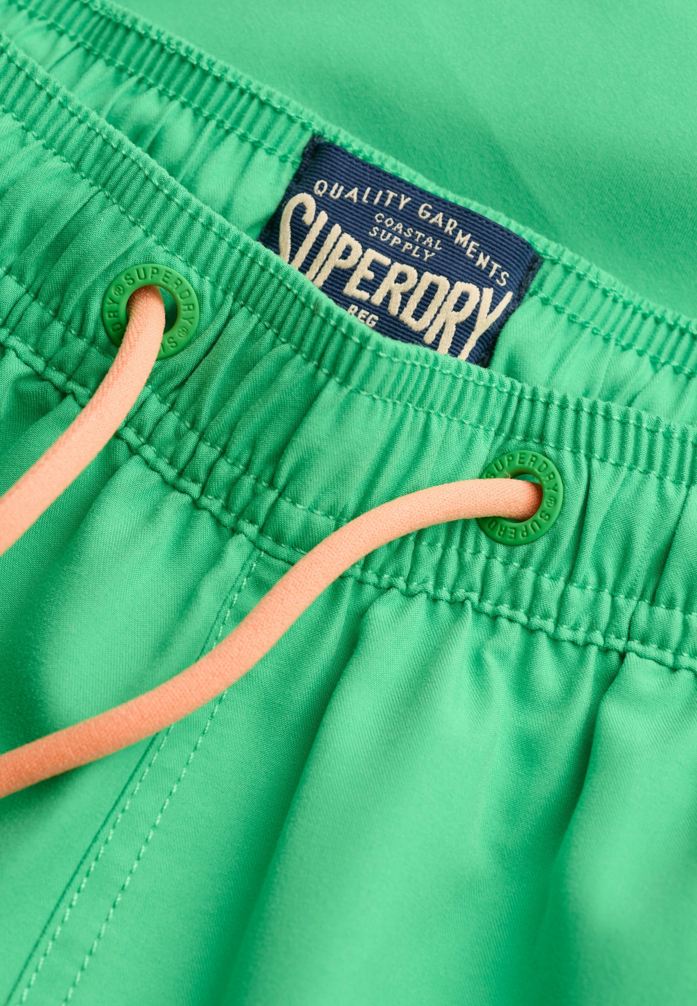 Superdry Badeshorts »PRINTED LOGO 16 SWIM SHORT« modische Passform, unifarbenes Design, aus Polyester, pflegeleicht