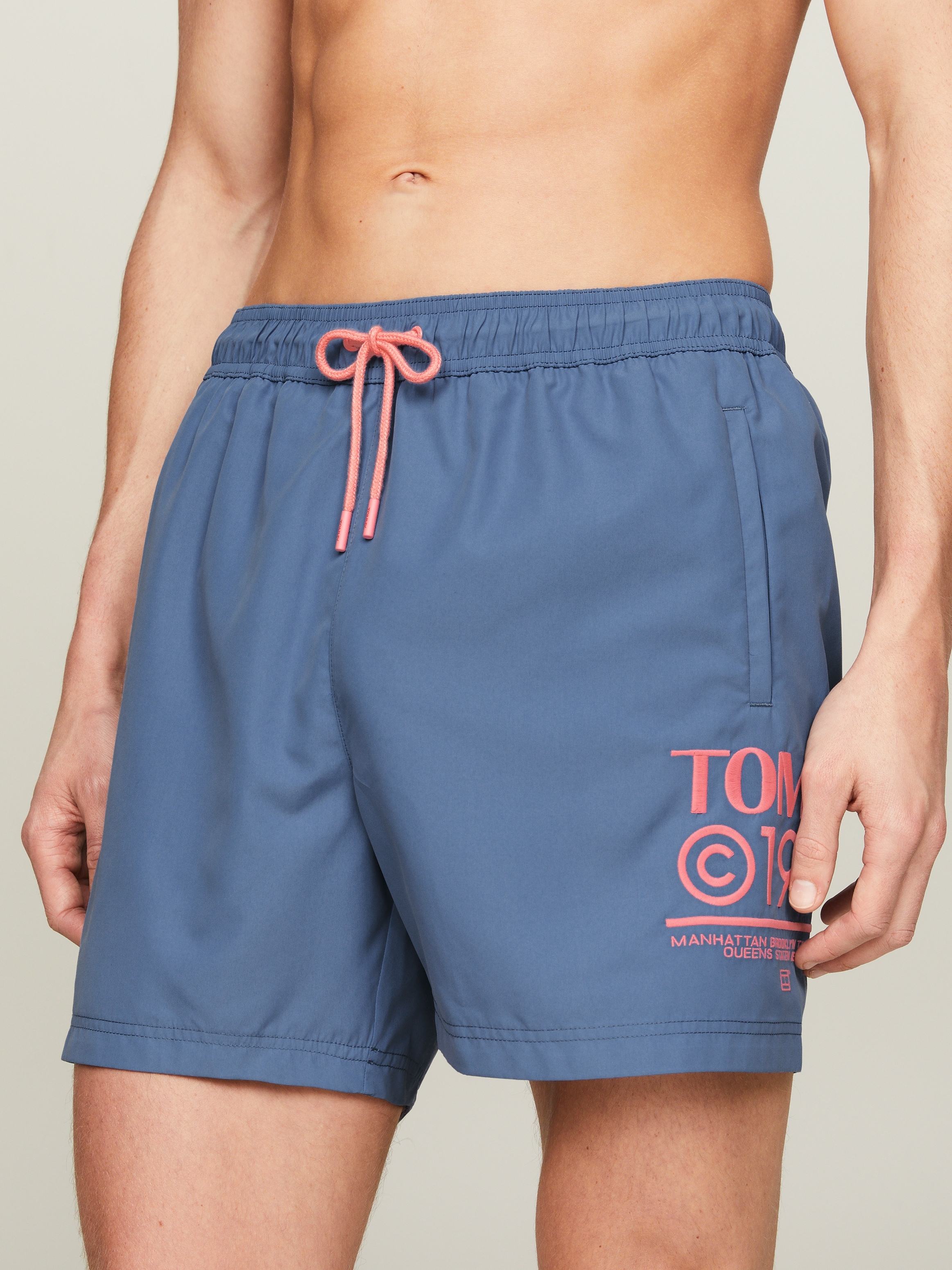 Tommy Hilfiger Swimwear Badeshorts »SF MEDIUM DRAWSTRING«, mit kultigem Logoschriftzug