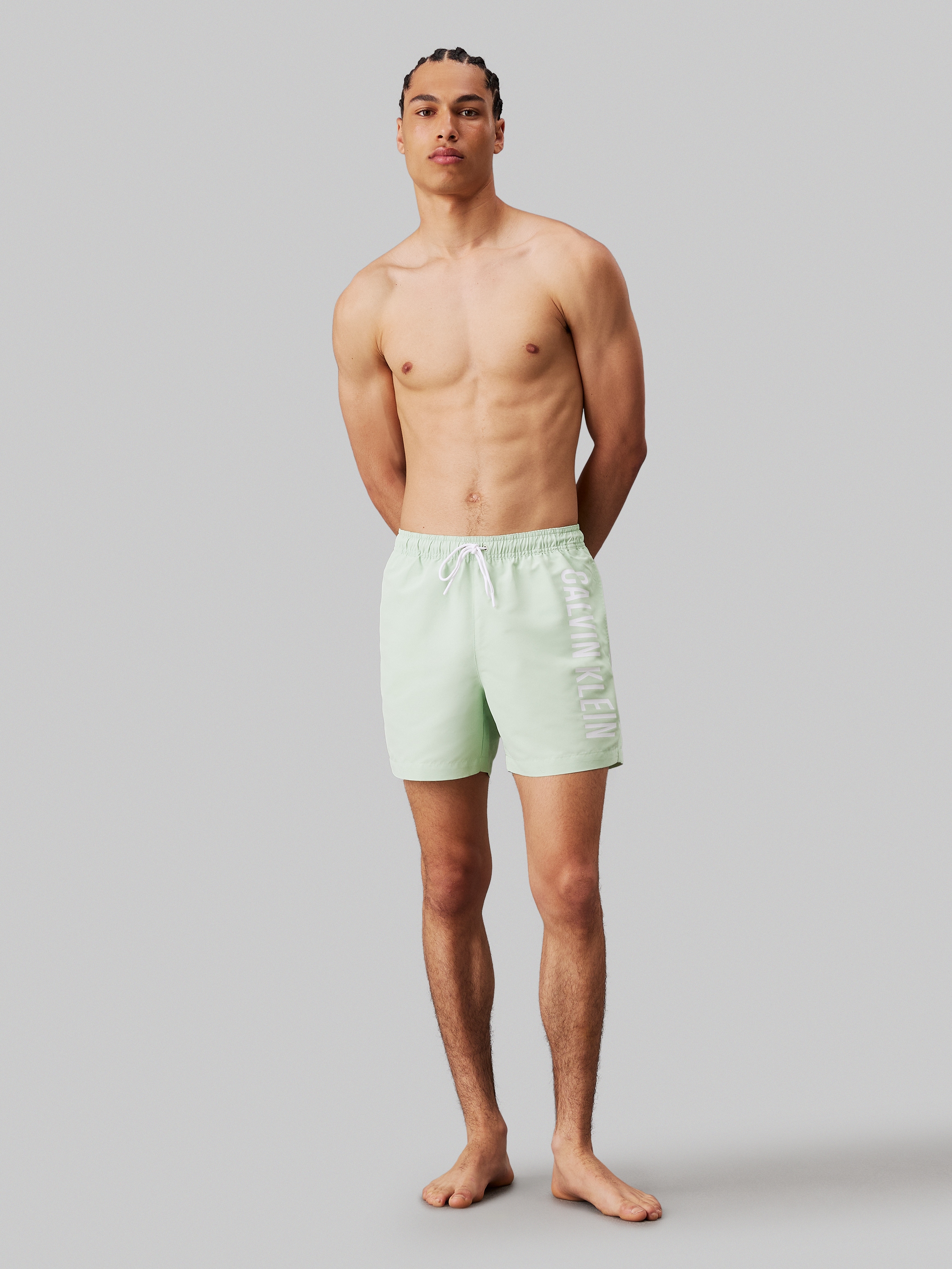 Calvin Klein Swimwear Badeshorts »MEDIUM DRAWSTRING«, mit kontrastfarbenem Logo-Schrifztug am Bein