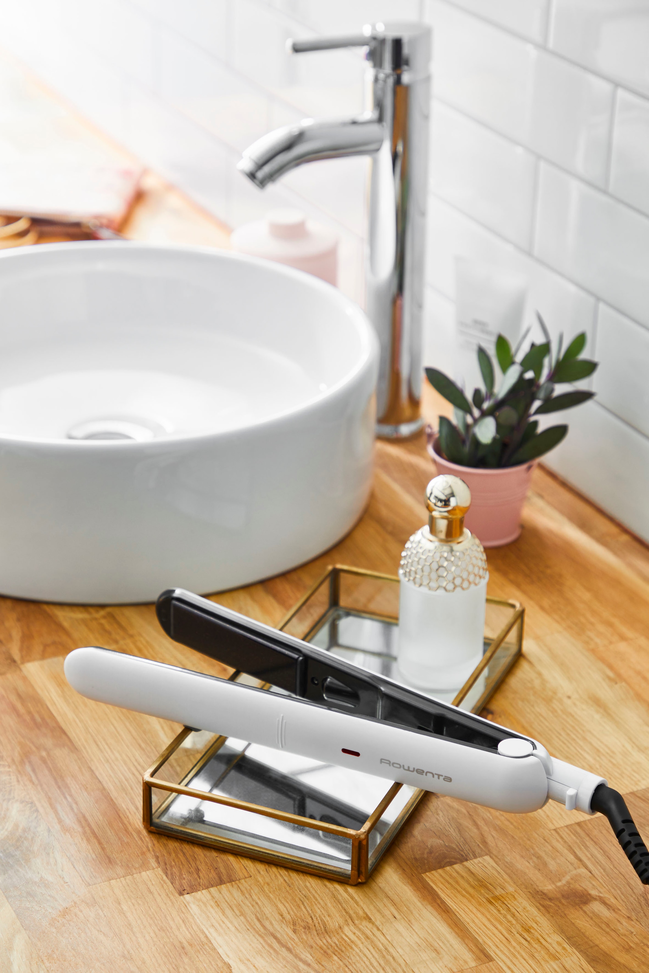 Rowenta Glätteisen »Optiliss Haarglätter, bis 230°C, Keramikbeschichtung,« Keramik-Beschichtung 10 Temperatureinstellungeen, Aufheizen in 30 Sek., weiß, SF3210