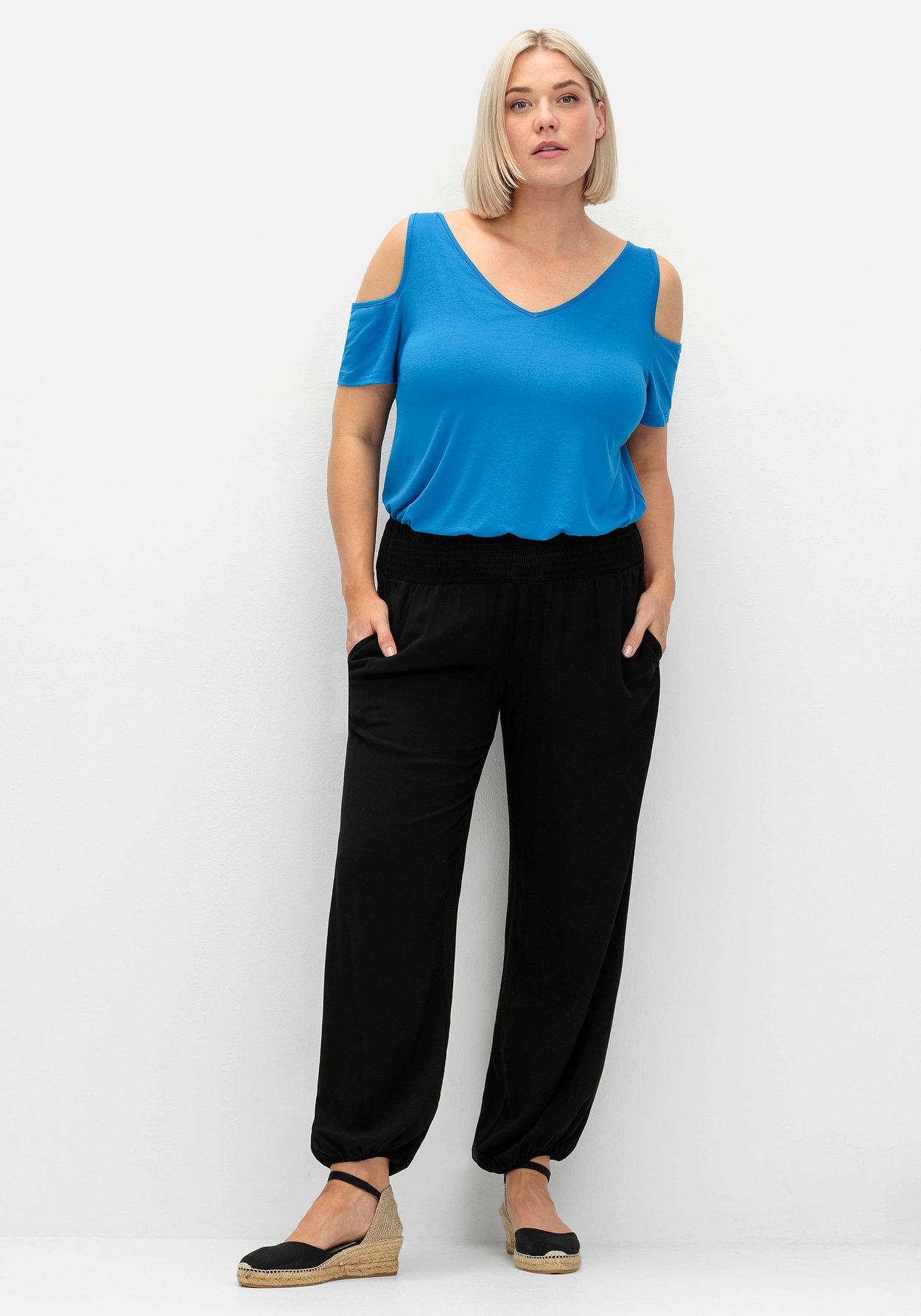 Sheego T-Shirt »Strandshirt mit V-Ausschnitt, im schulterfreien Look«