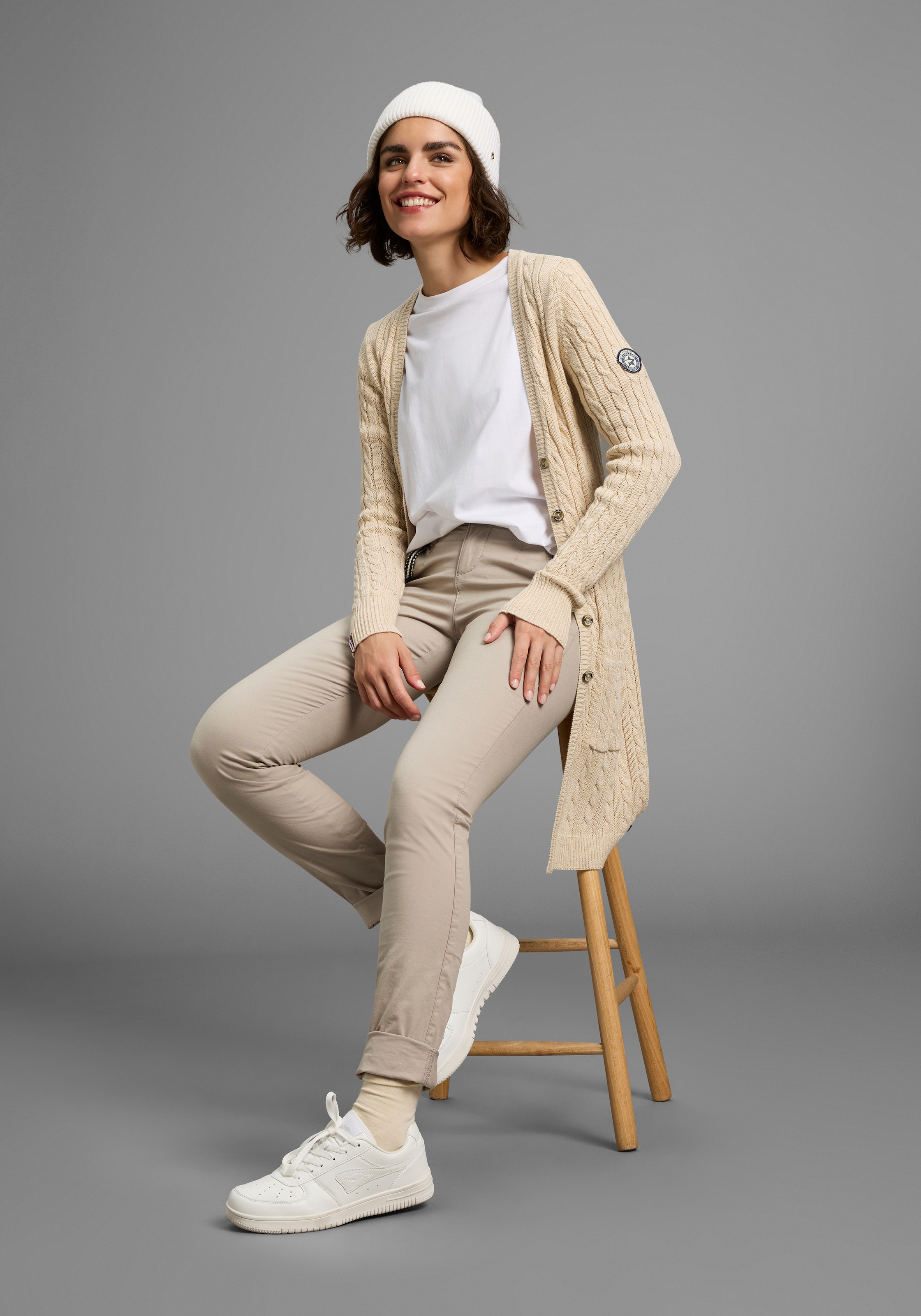 KangaROOS Longstrickjacke, mit trendigem Zopfmuster und Taschen