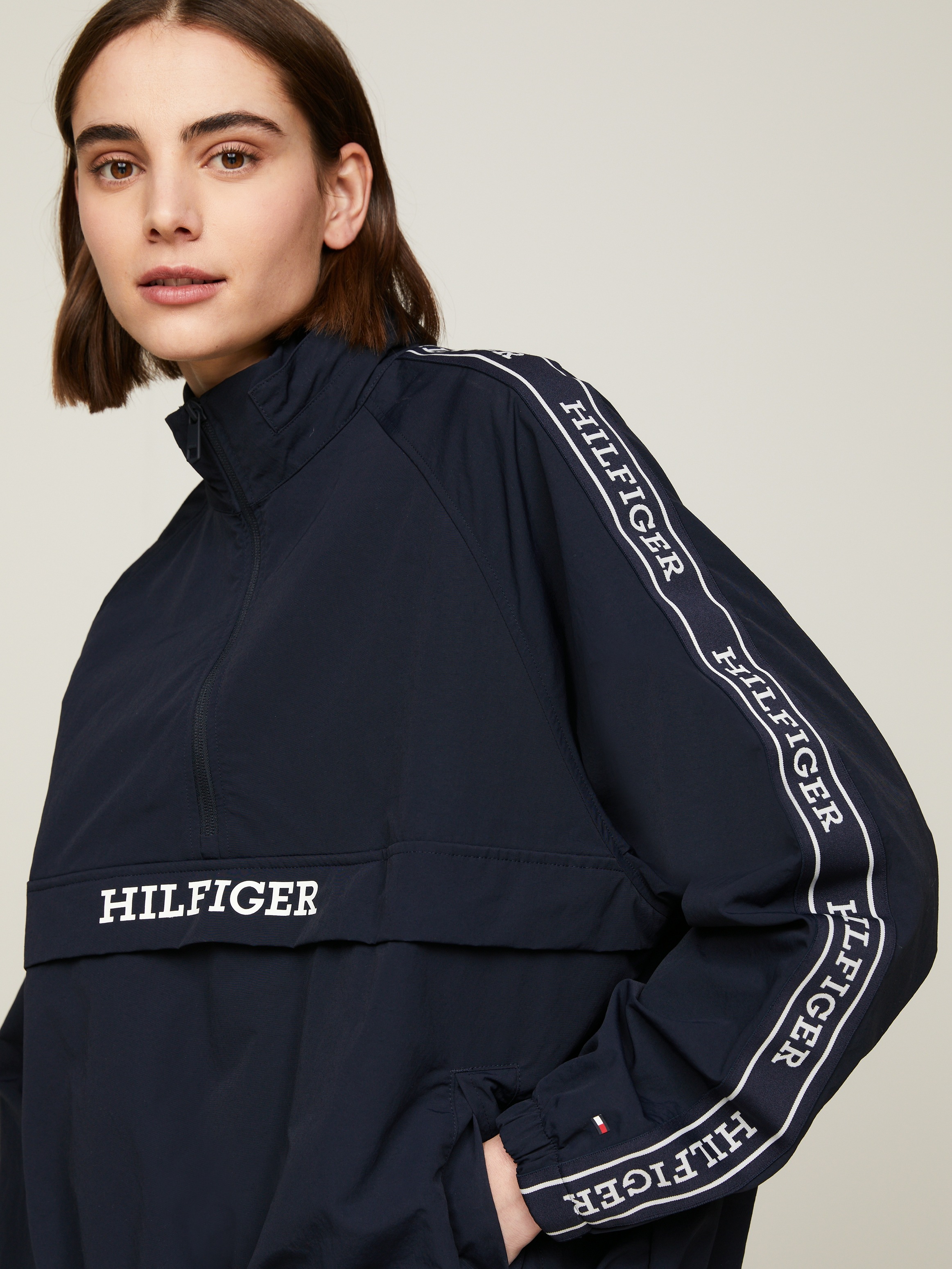 Tommy Hilfiger Outdoorjacke »MONOTYPE TAPE RLX 1/2 ZIP JACKET«, mit Logo-Tape