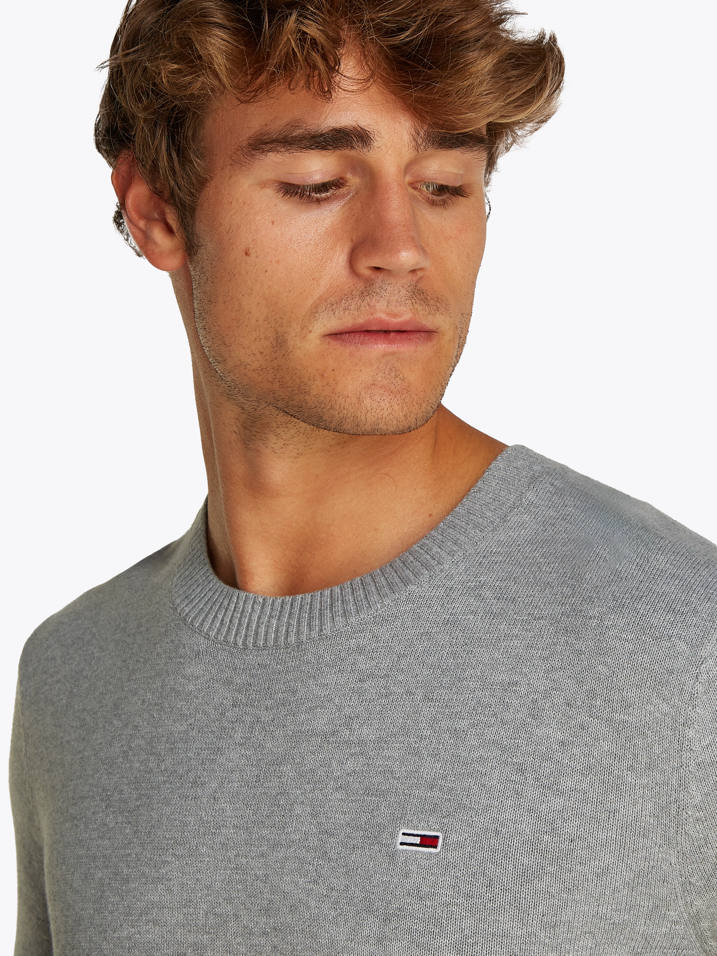 Tommy Jeans Rundhalspullover »TJM SLIM ESSENTIAL LIGHT SWEATER«, mit Flag-Patch