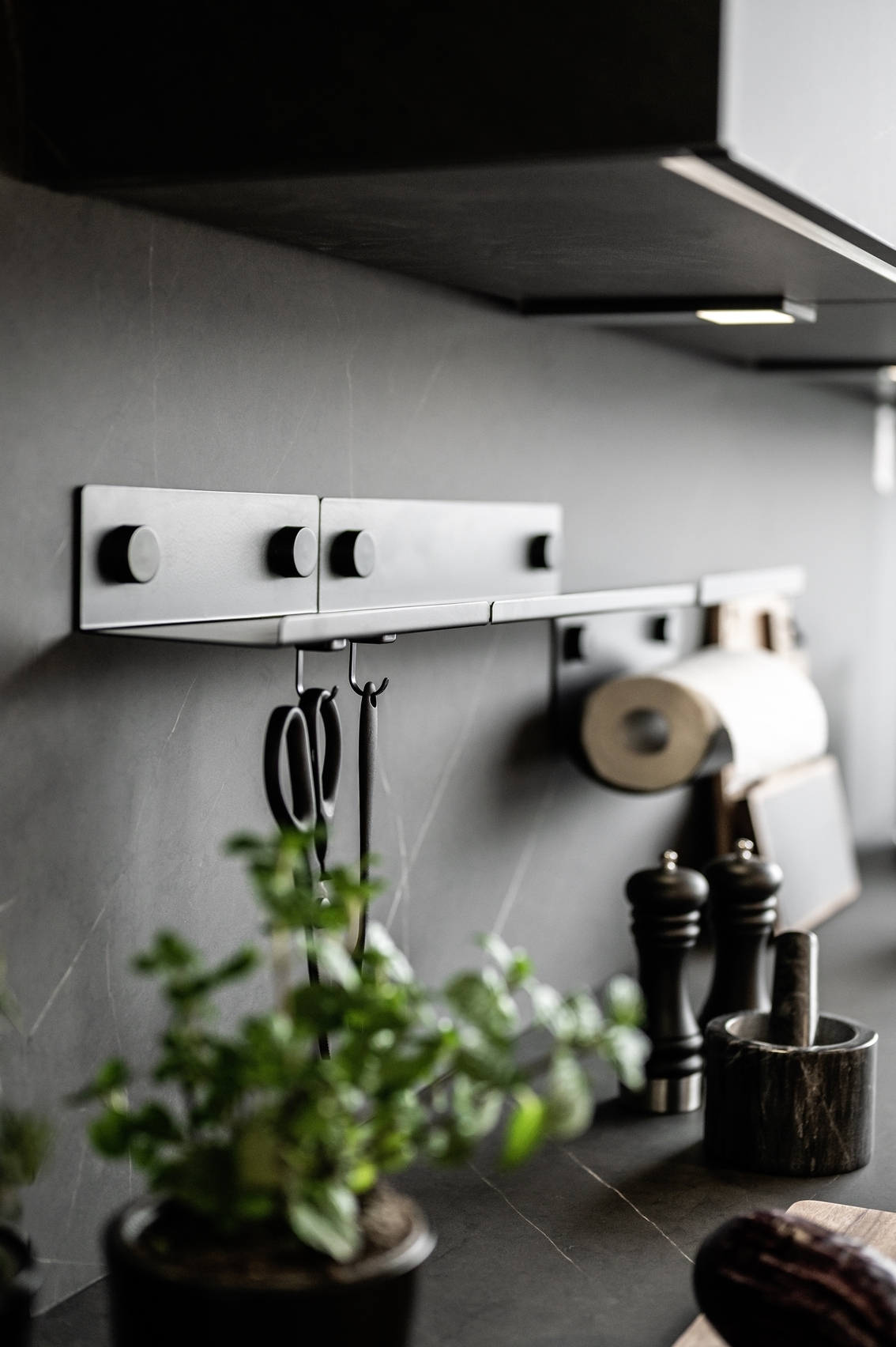 WENKO Küchenrollenhalter »Modell Jet«, Wandrollenhalter aus pulverbeschichtetem Metall, Industrial Design