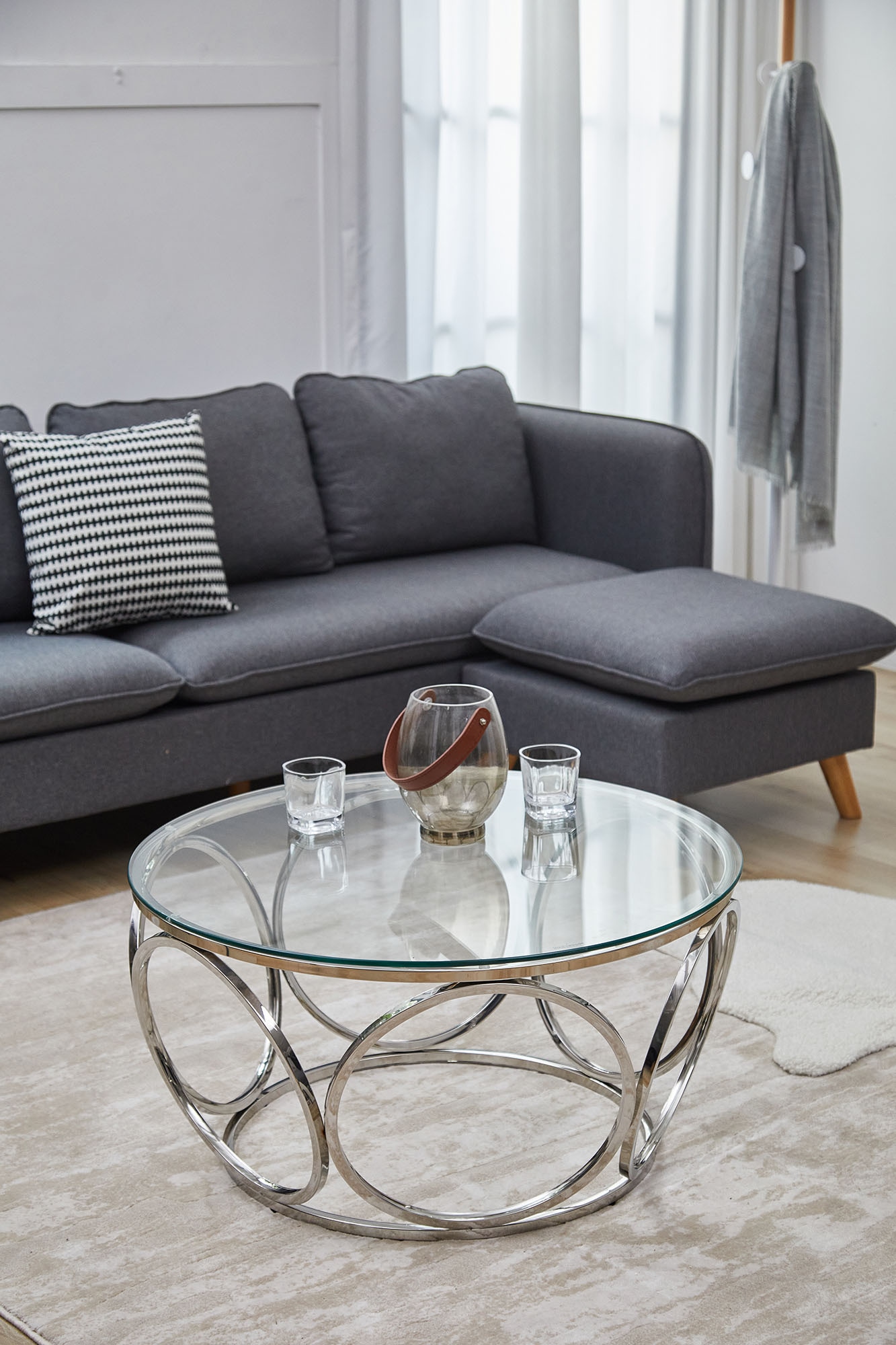 SalesFever Couchtisch, mit Design-Gestell aus Stainless Steel