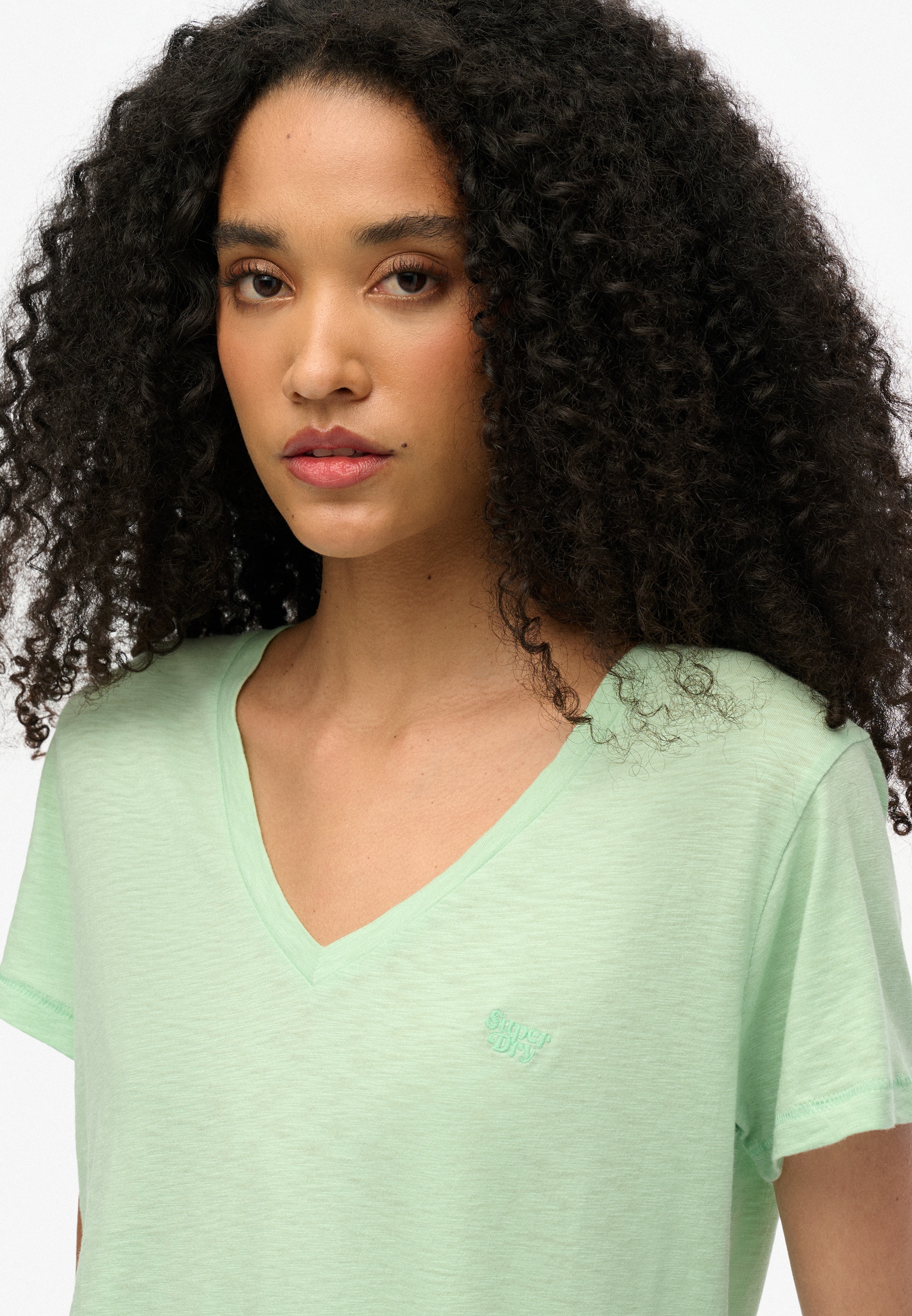 Superdry V-Shirt »STUDIOS SLUB EMB VEE TEE«, strukturiertes T-Shirt mit V-Ausschnitt und Stickerei