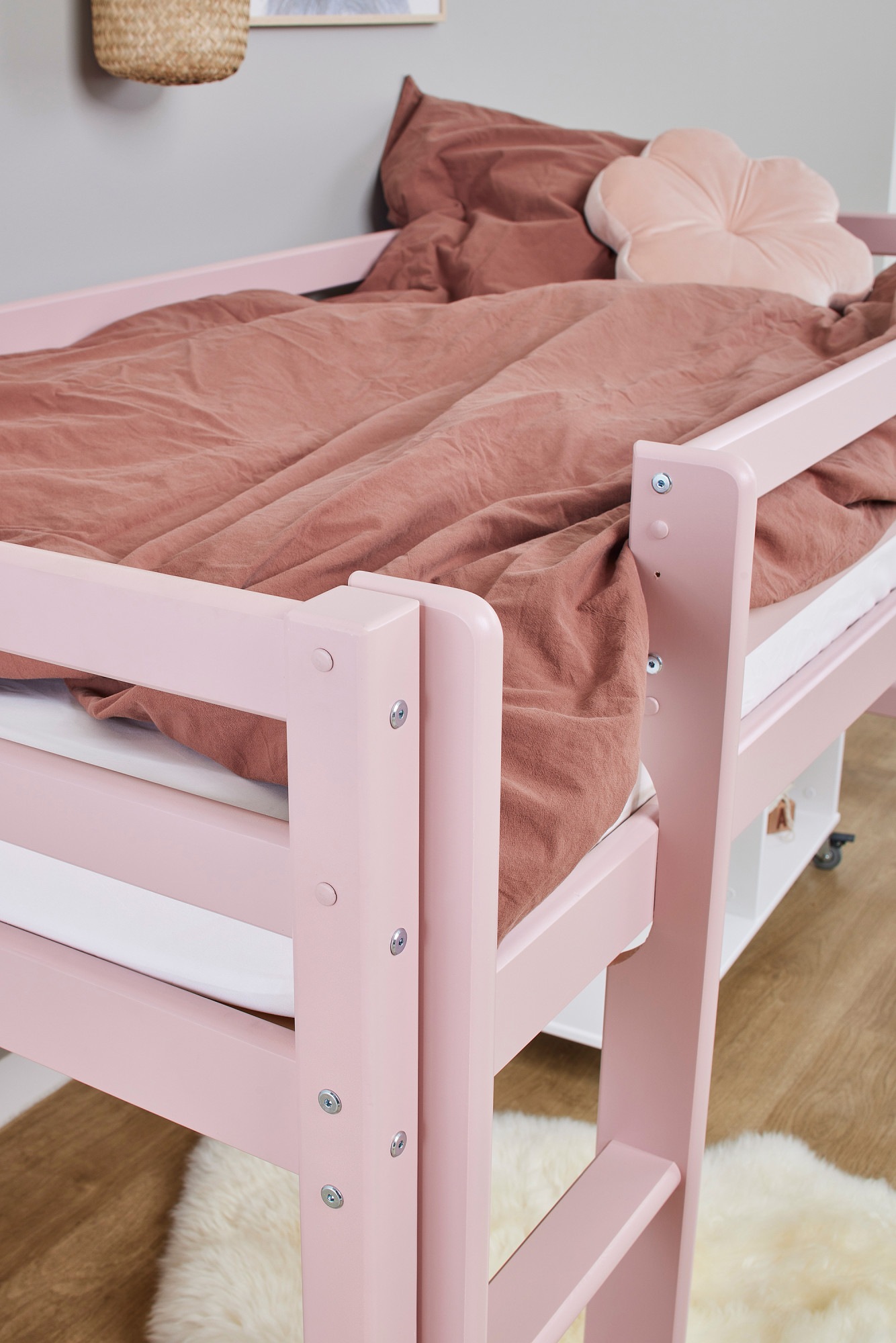 Hoppekids Spielbett »ECO Dream MY COLOR, Kinderbett, Hochbett, 90x200 Massivholz«, mit drei Seiten und Rausfallschutz, umbaubar in Einzelbett