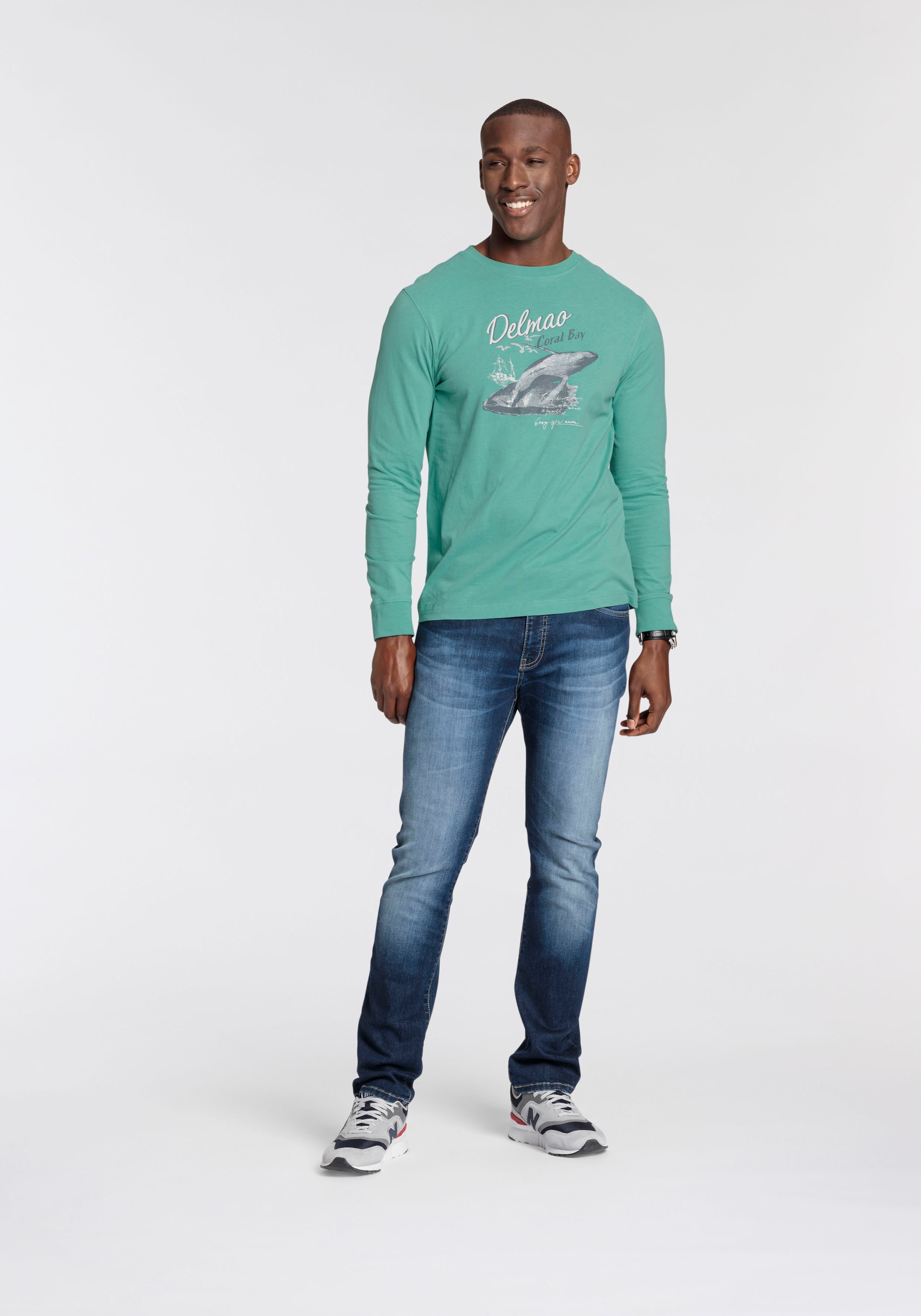 DELMAO Langarmshirt, schmale Passform, mit lässigem Print, Rundhalsausschnitt