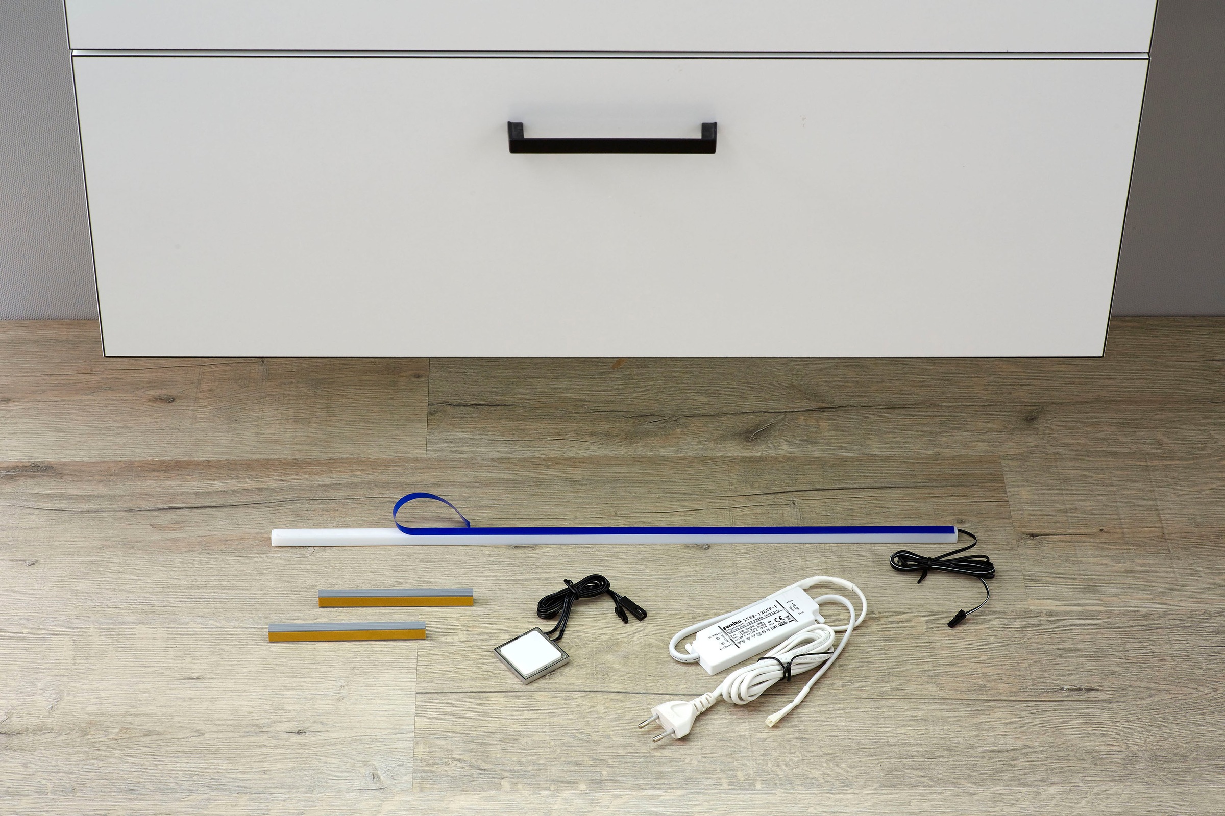 Saphir Einbauleuchte »Quickset Beleuchtungs-Set inkl. Trafo und Touchsensor, 60 cm breit«, für Waschtischunterschränke, Spiegelschränke, 275LM, 230V, kaltweiß