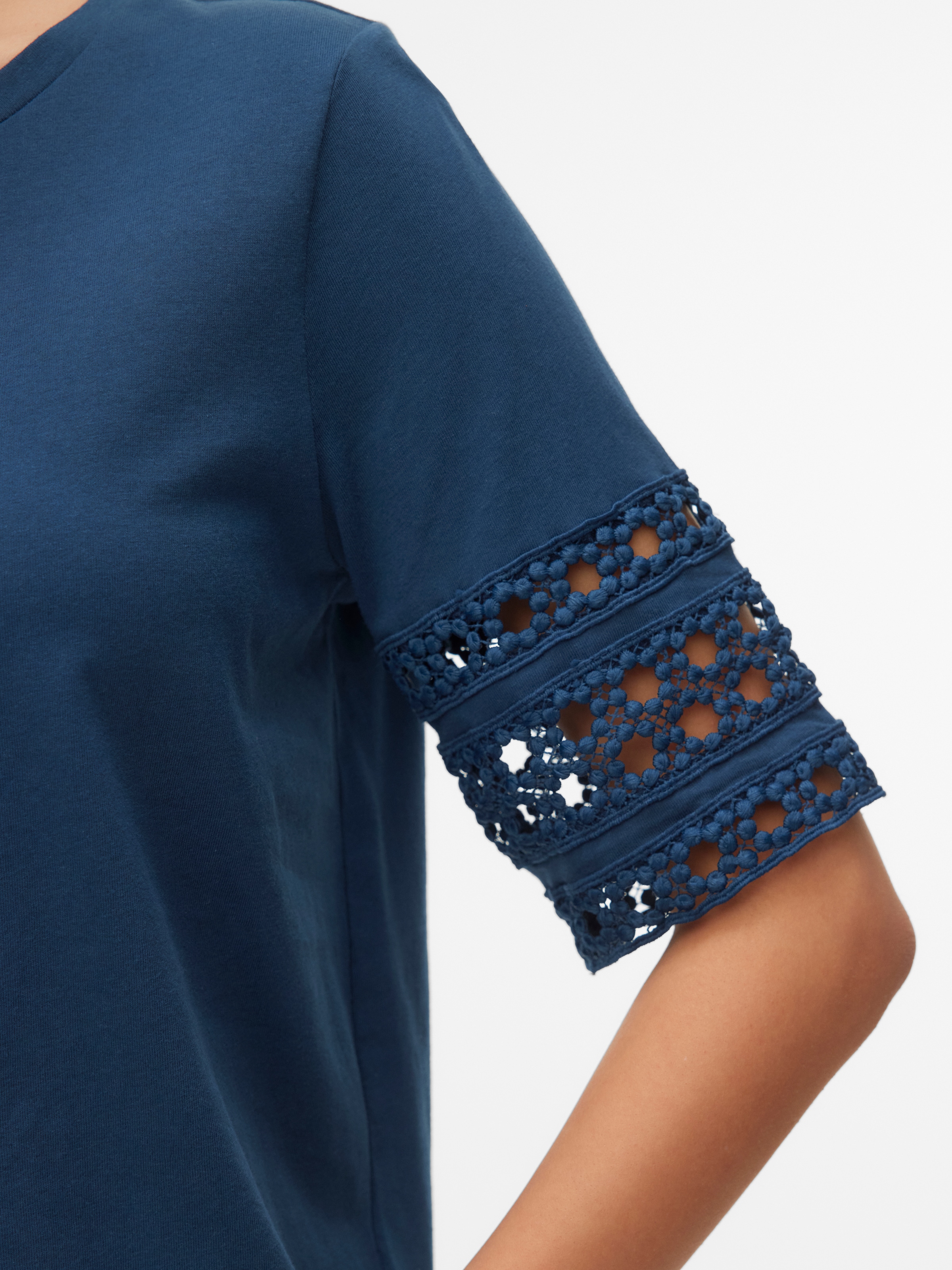 Vero Moda T-Shirt »VMIVACY 2/4 O-NECK TOP JRS BTQ« mit Lochstickerei