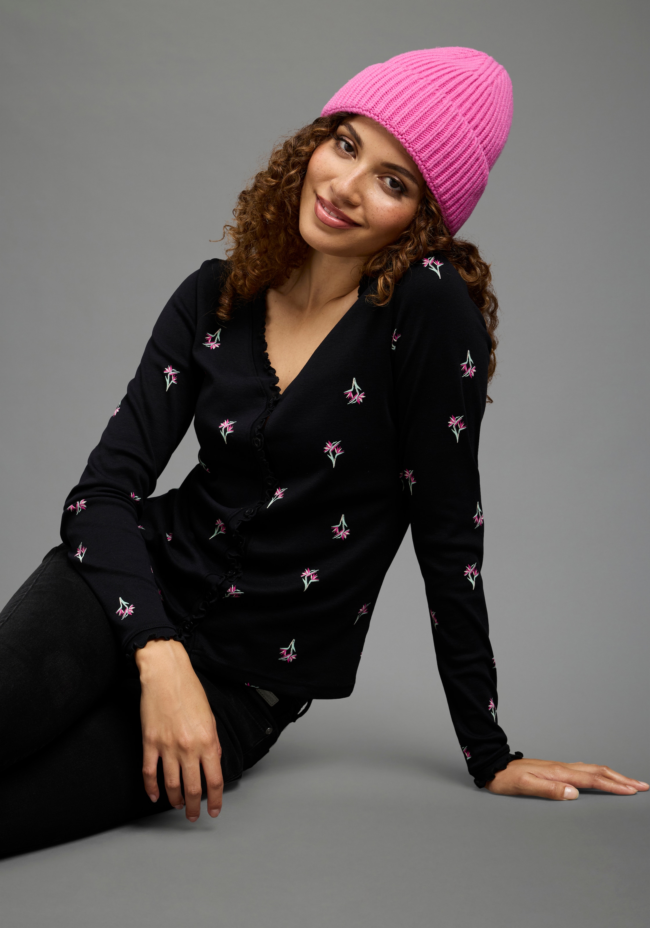KangaROOS Langarmshirt mit V-Ausschnitt, figurbetonte Passform, hüftlange Form, aus Rippware