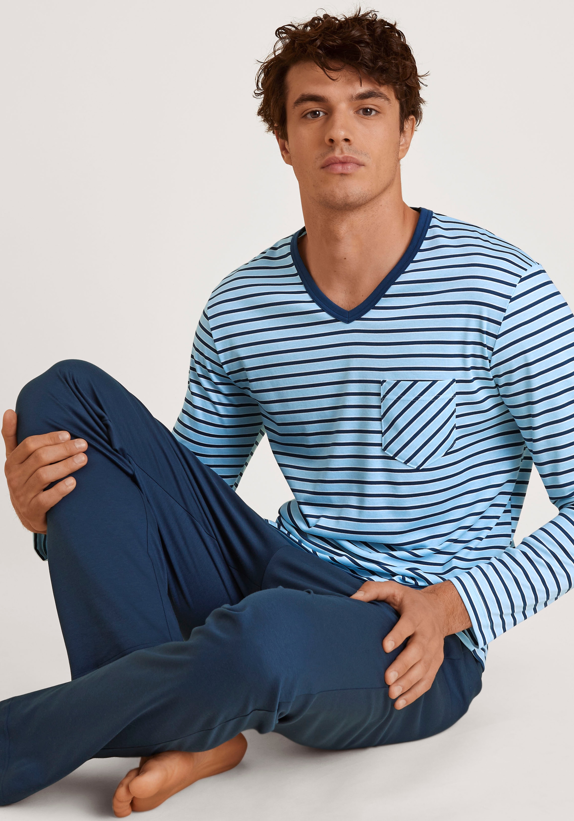 CALIDA Pyjama »Relax Streamline«, (Set, 2 tlg.), mit V-Ausschnitt-Design