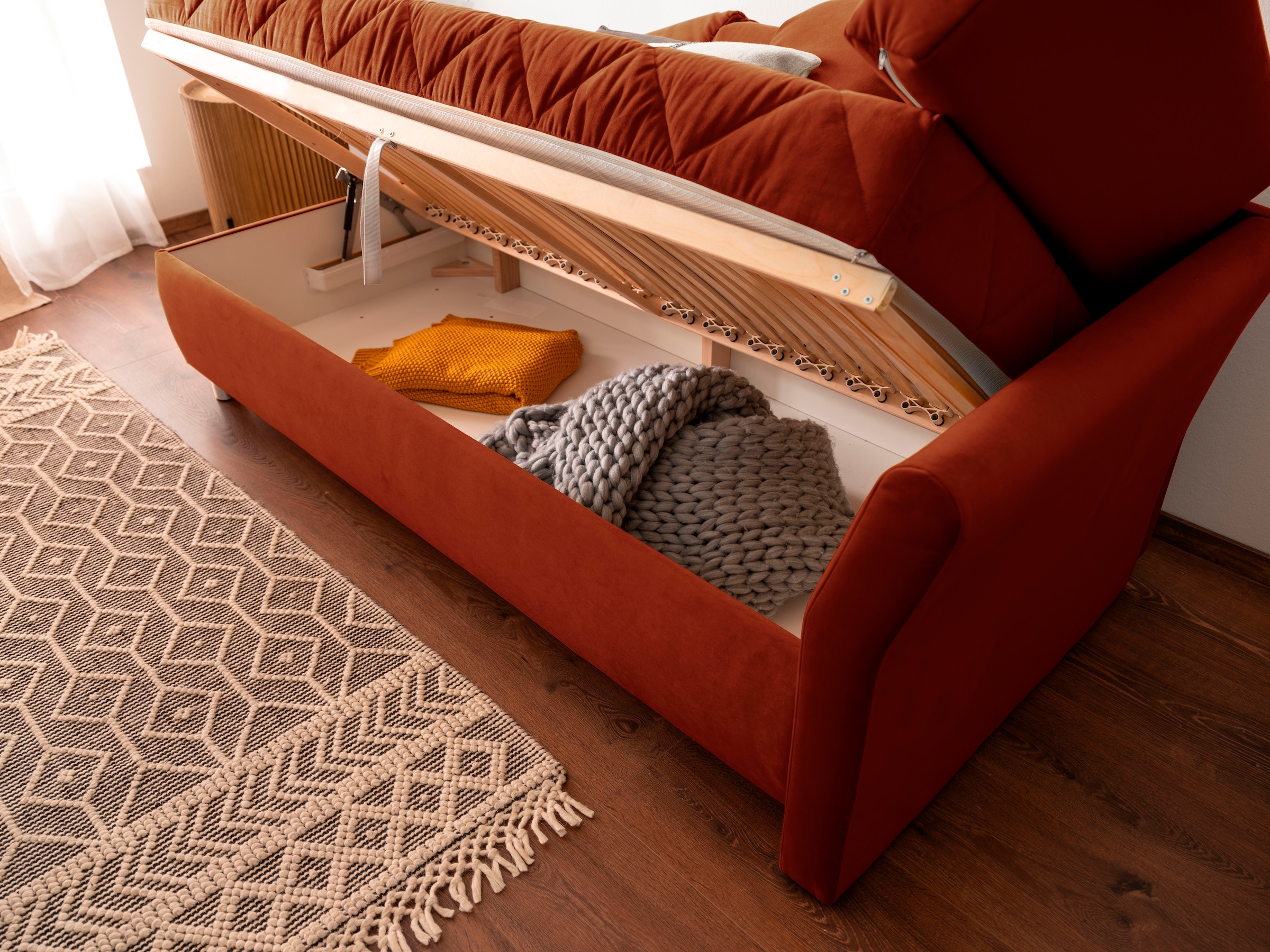 alina Schlafsofa, Bettkasten, Zierkissen-Set aus: 2 Stk. 40x40cm, 1 Stk. 30x30cm