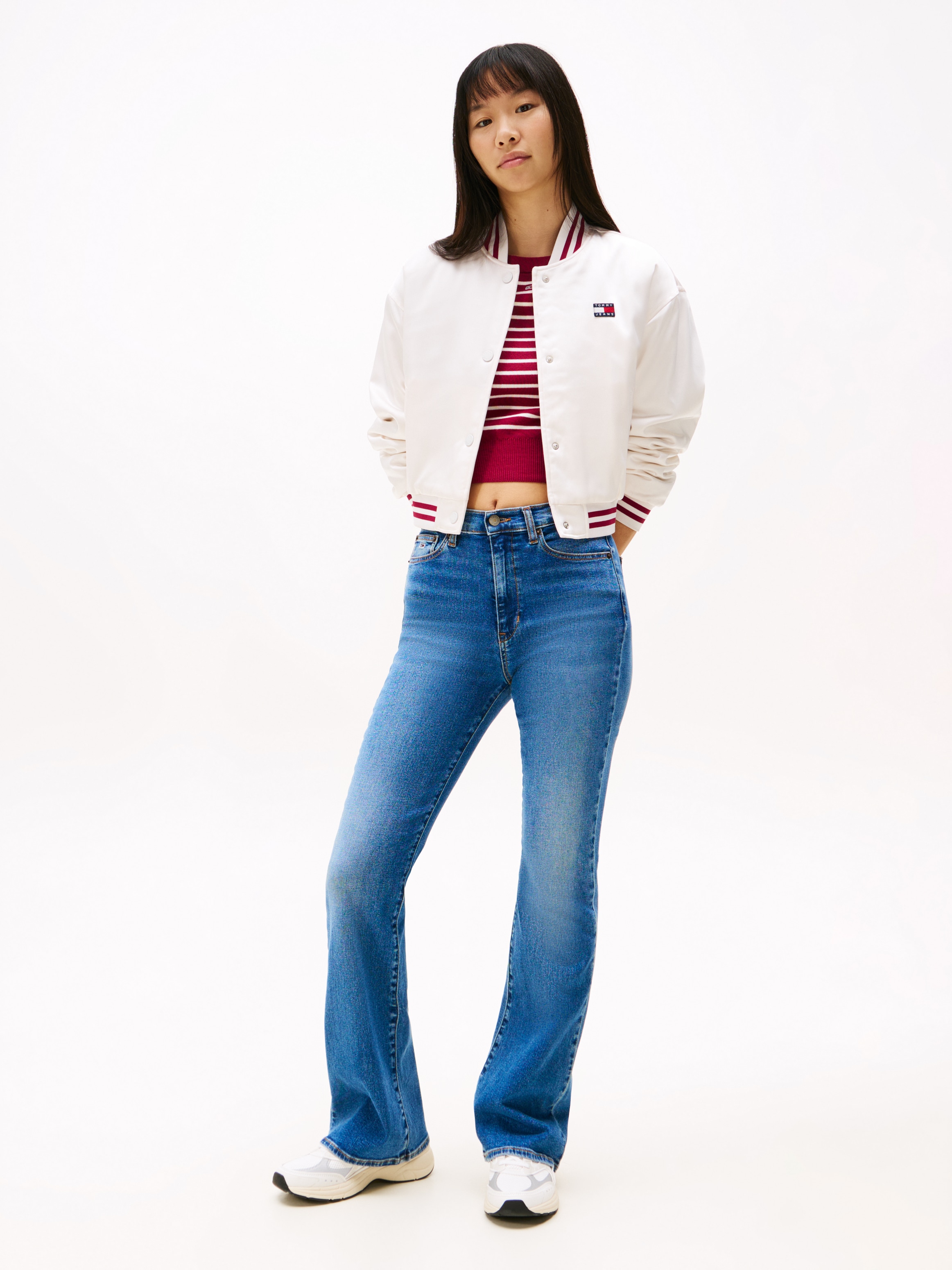 Tommy Jeans Bootcut-Jeans »SYLVIA HGH FLR«, Weite Beinform und Logo Stickerei auf der Gesäßtasche